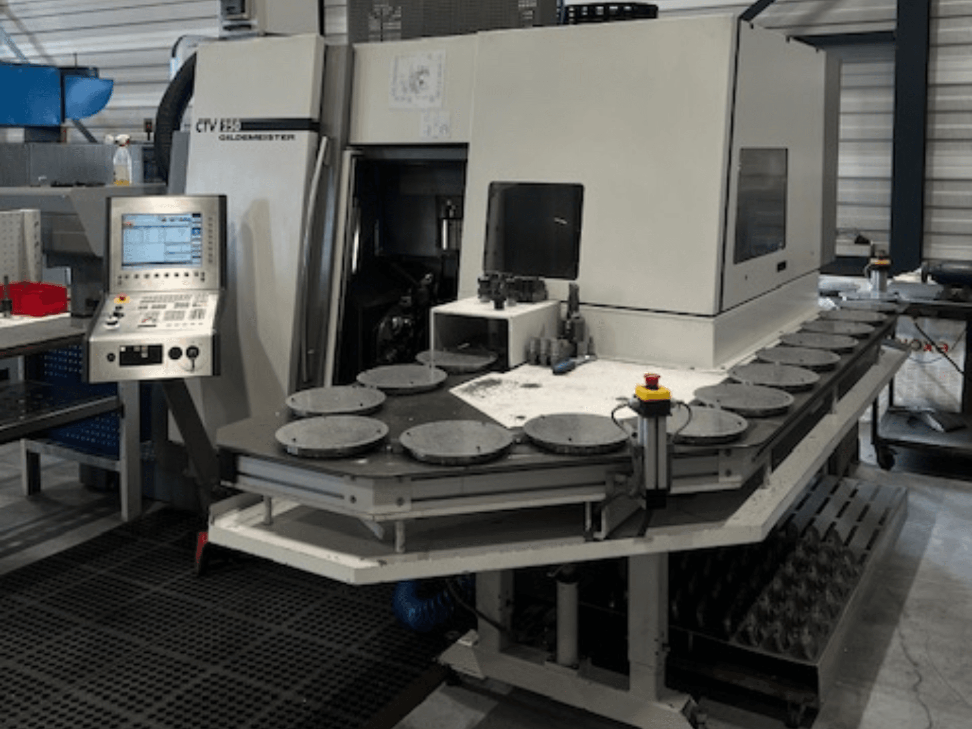 Alternativni tekst: CTV E33 Goldmeister obradna jedinica u radionici, prednji pogled, s upravljačkom pločom i više kružnih radnih platformi.