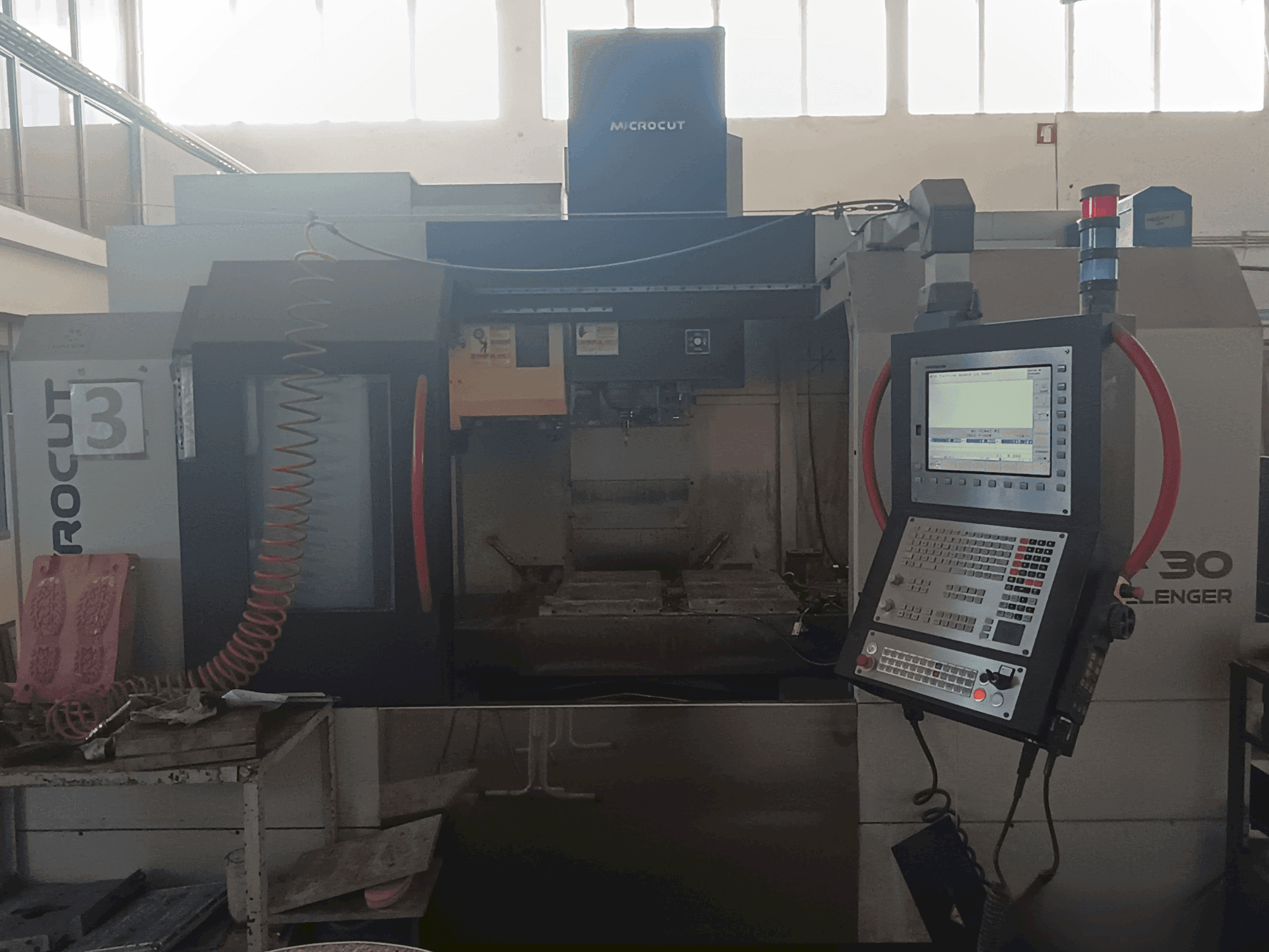 Prikaz stroja MICROCUT V-30 Challenger sprijeda