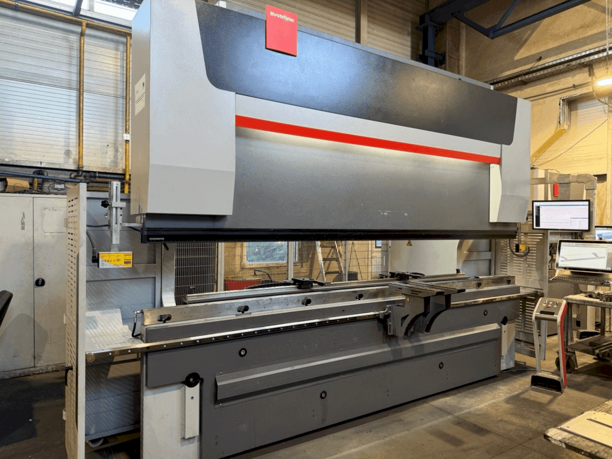 Prikaz stroja Bystronic ByBend Smart 300/4100 sprijeda