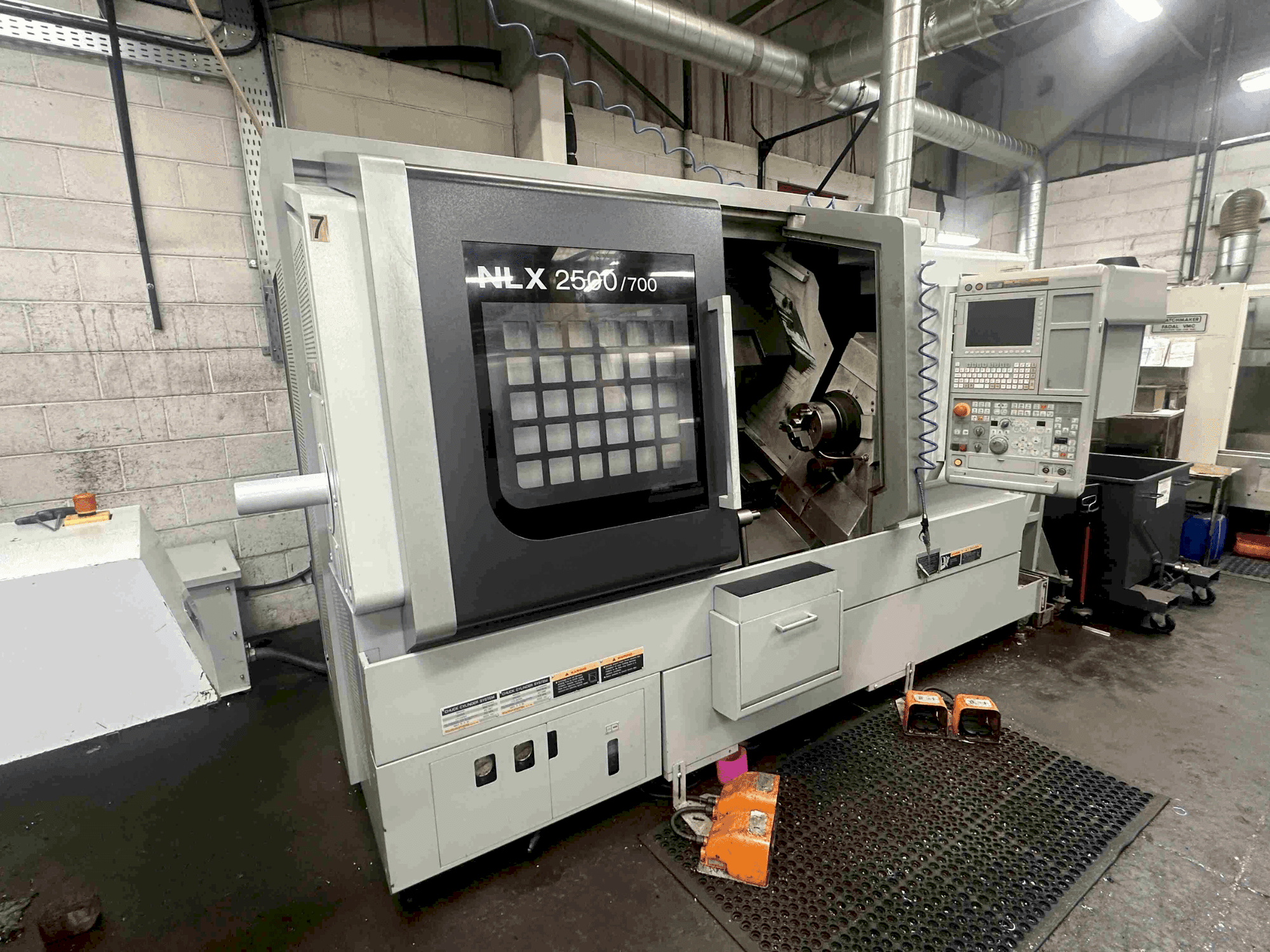 Prikaz lijeve strane stroja DMG MORI NLX2500SY/700