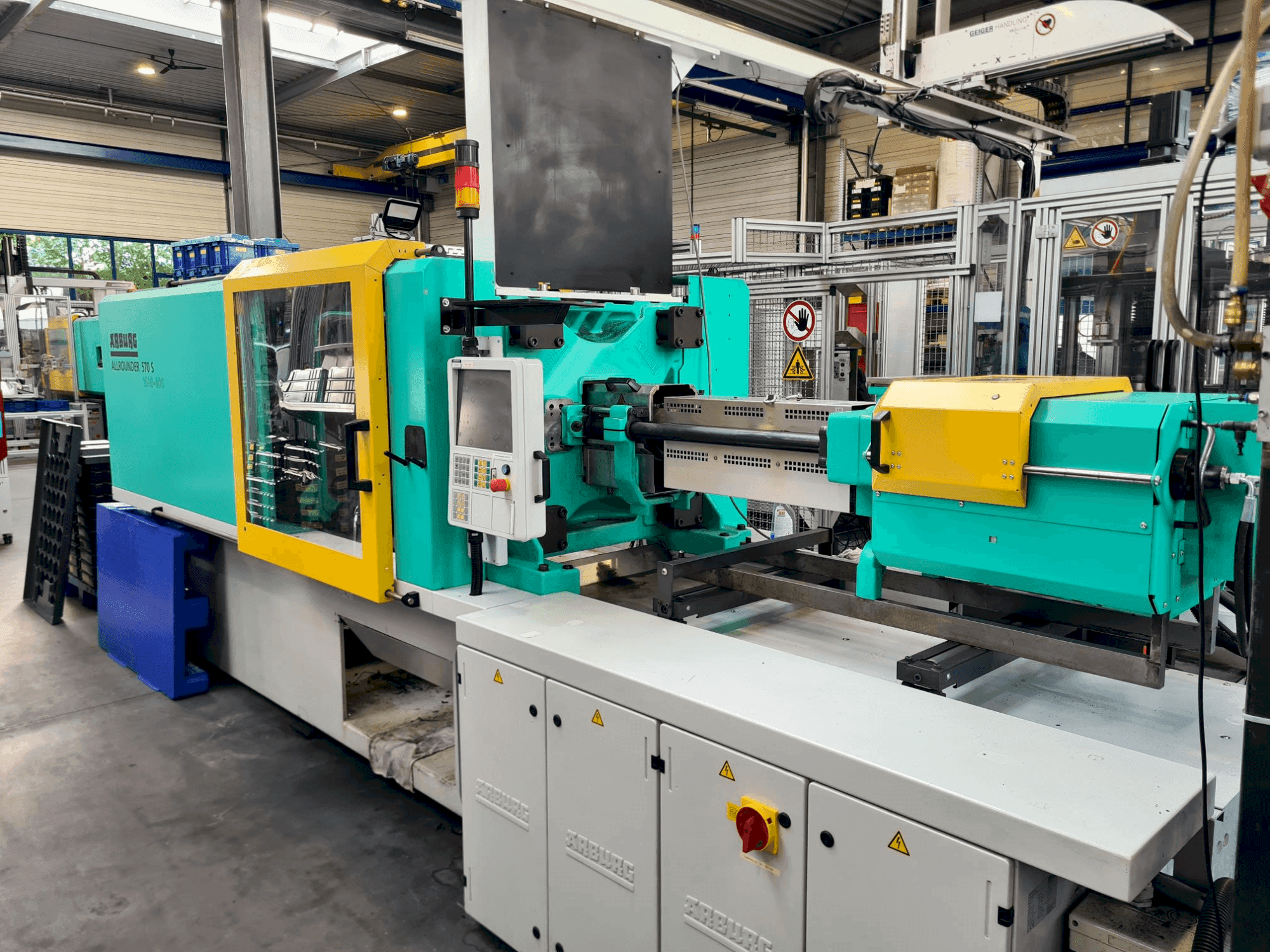 Prikaz stroja Arburg Allrounder 570S 1600-400 sprijeda