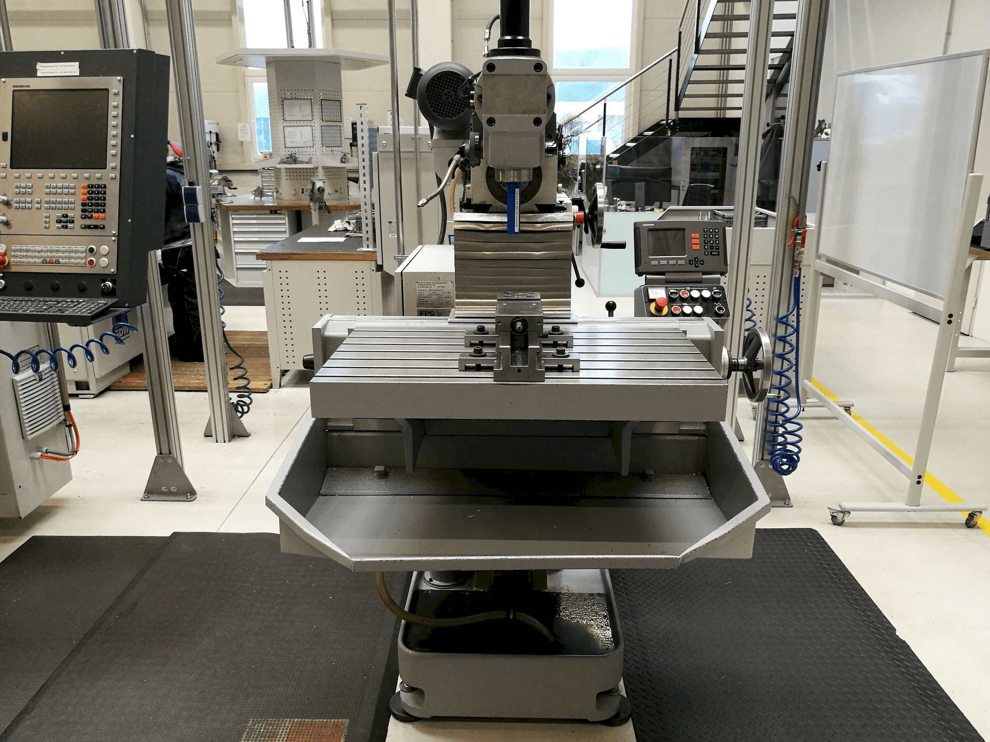Prikaz stroja DECKEL FP4 sprijeda