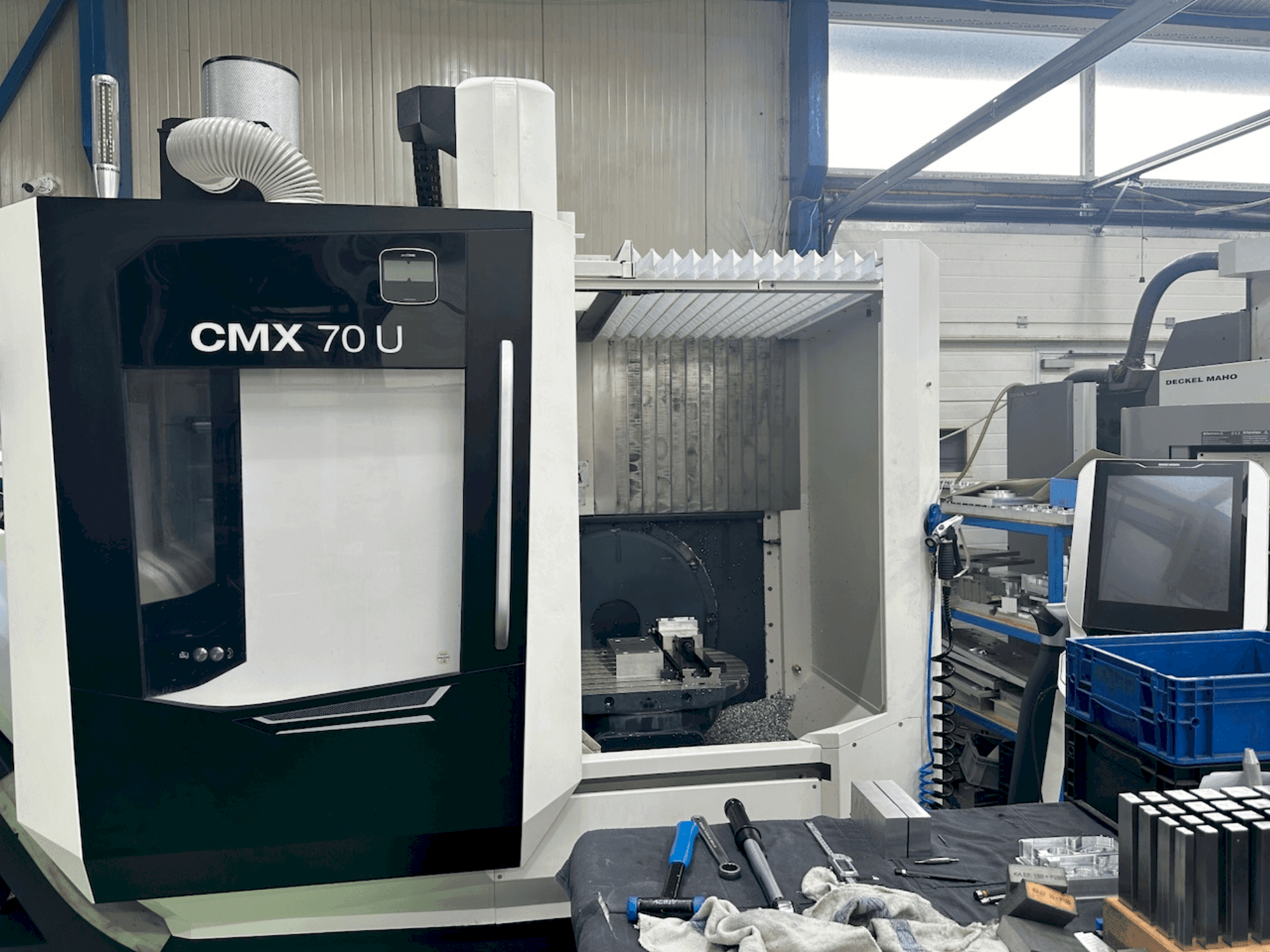 Prikaz stroja DMG MORI CMX 70 U sprijeda