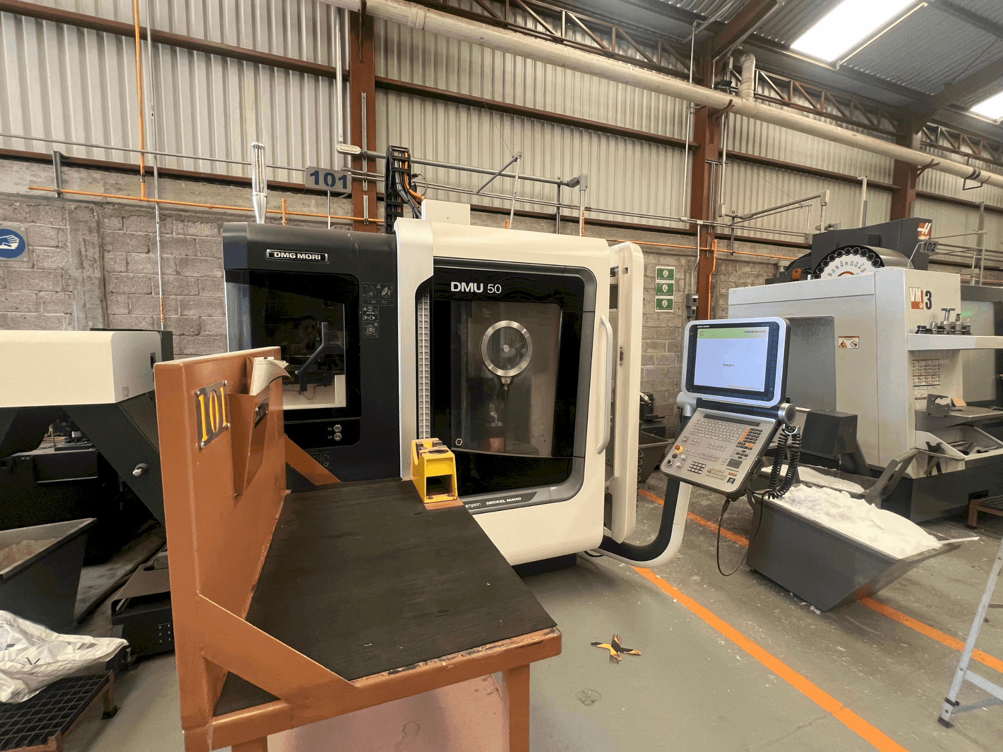 Prikaz stroja DMG MORI DMU 50 sprijeda