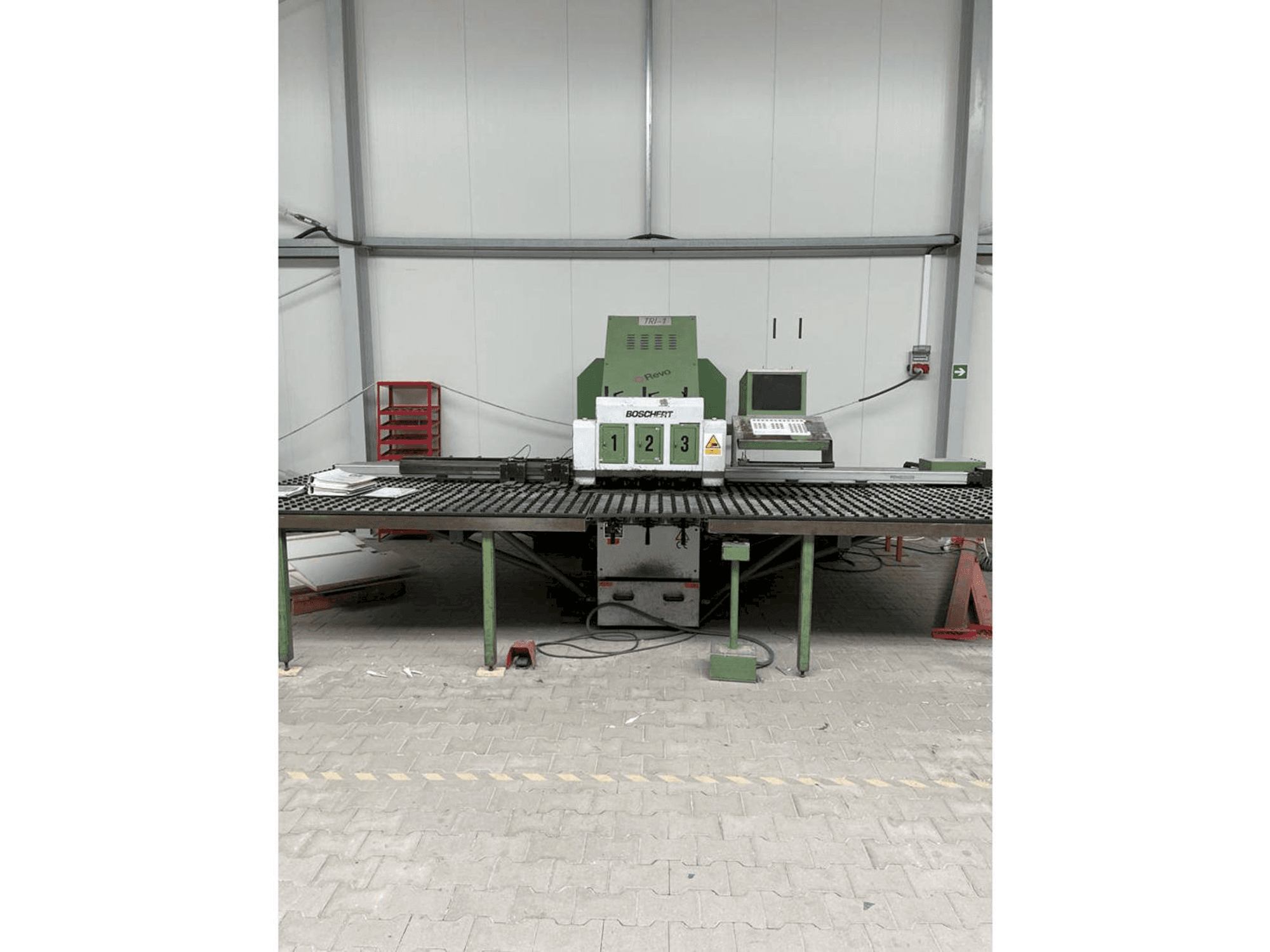 Prikaz stroja BOSCHERT TRI 1250 CNC Z sprijeda
