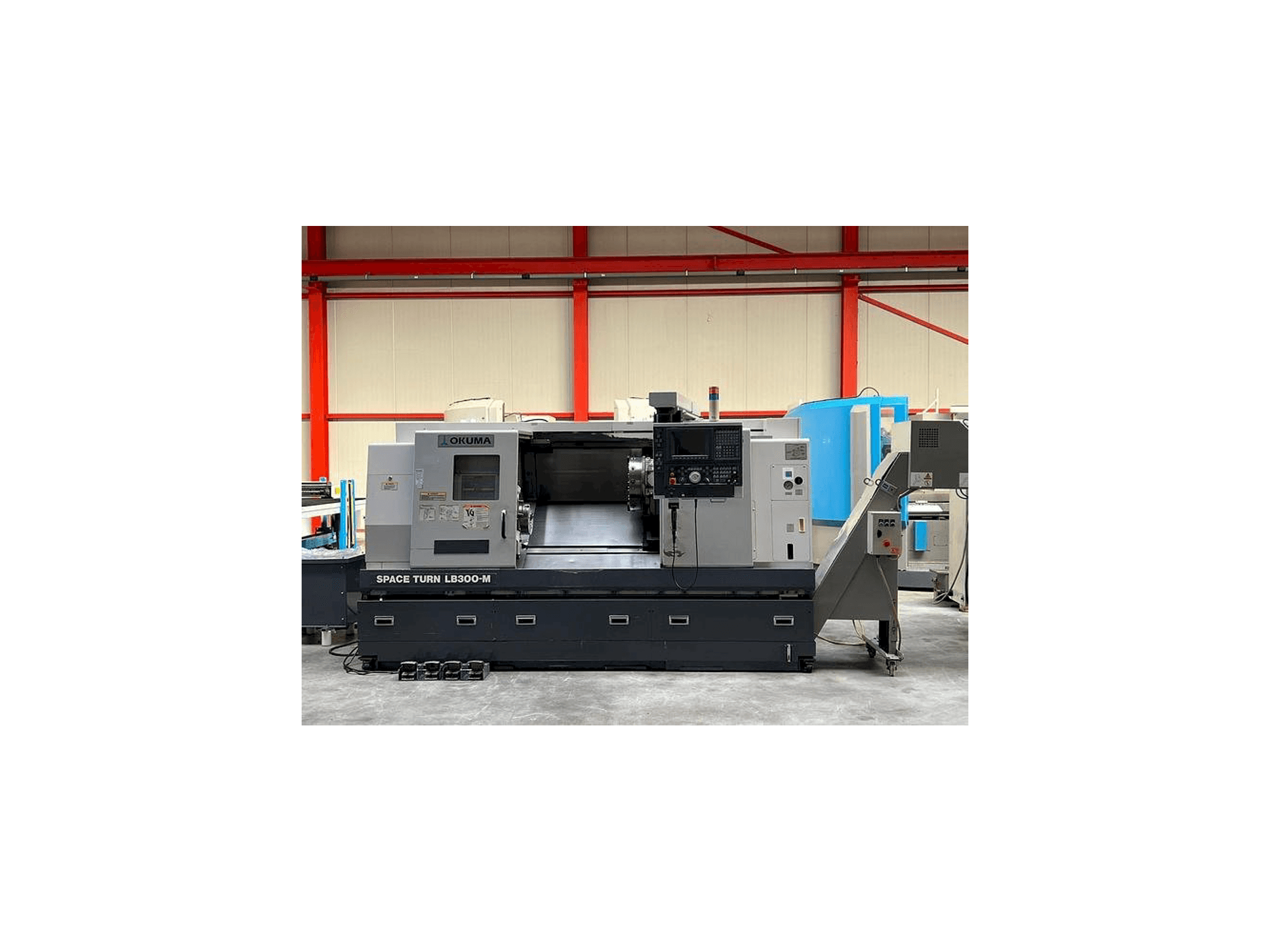 Prikaz stroja Okuma LB 300M sprijeda