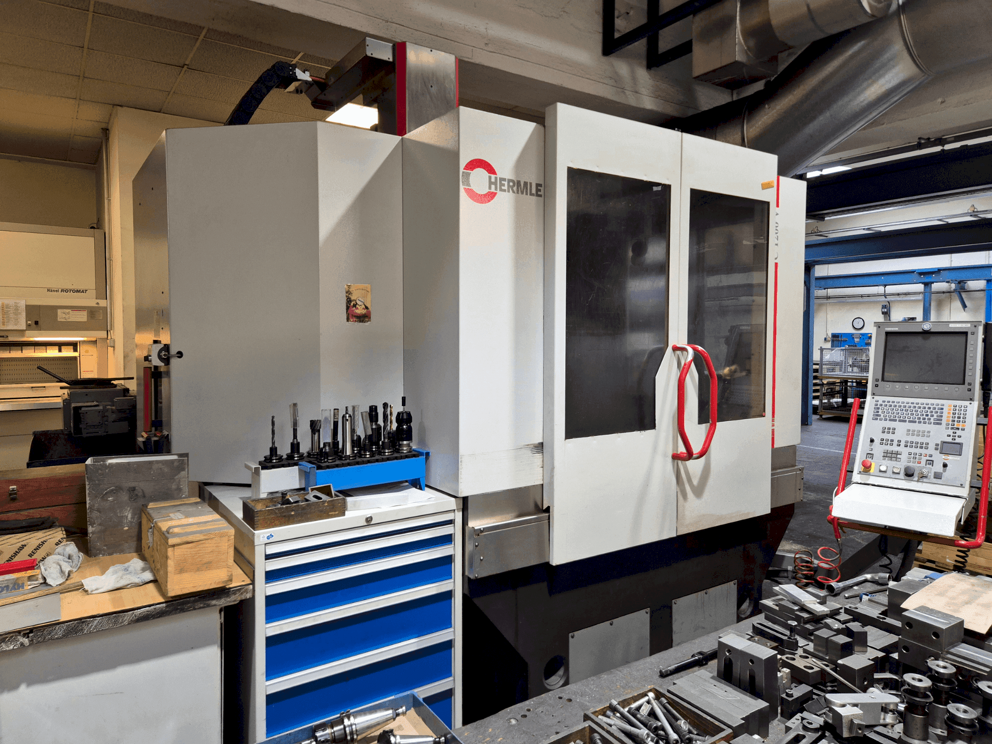 Prikaz stroja HERMLE C 1200 V sprijeda