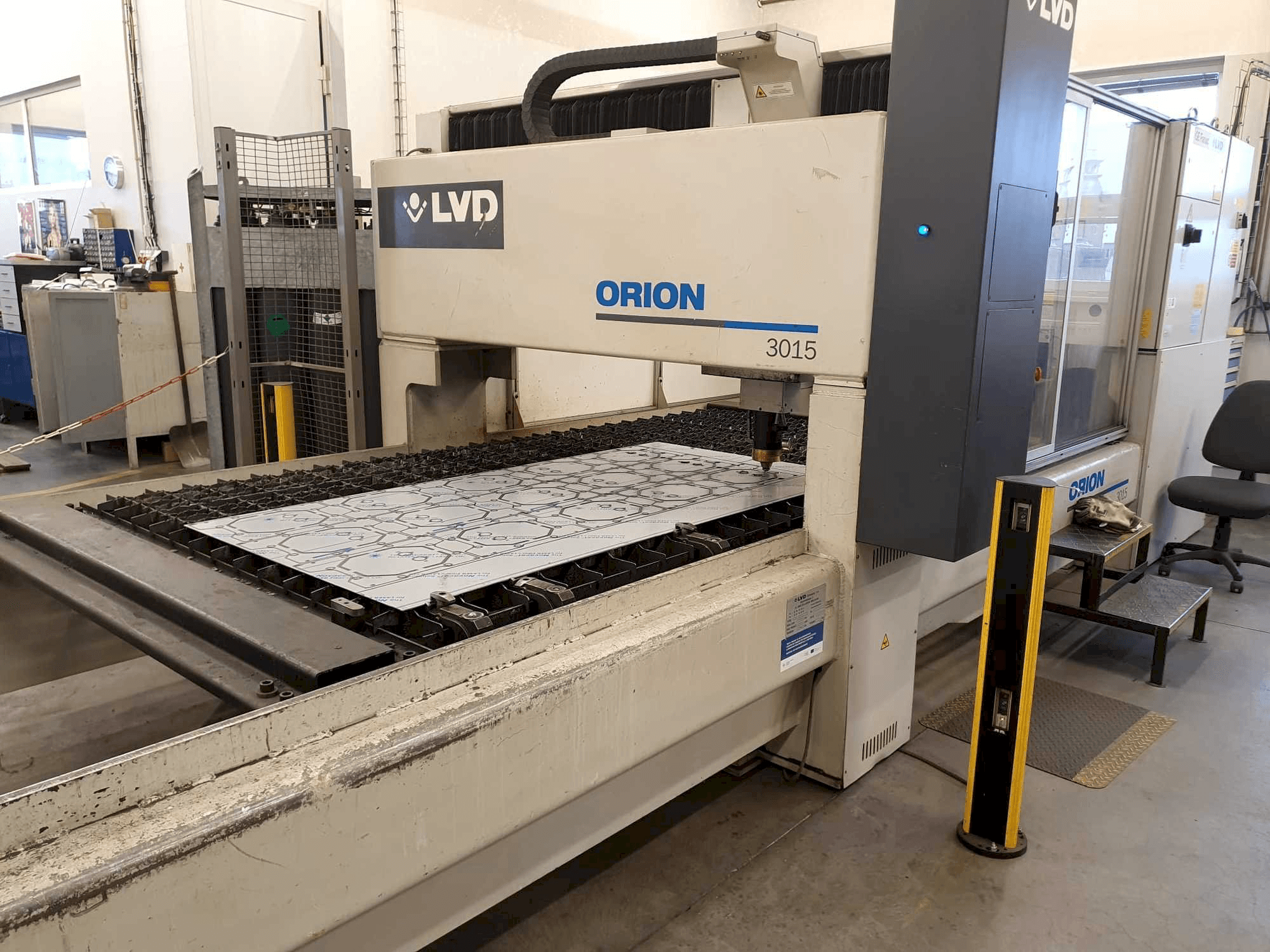 Prikaz lijeve strane stroja LVD Orion 3015
