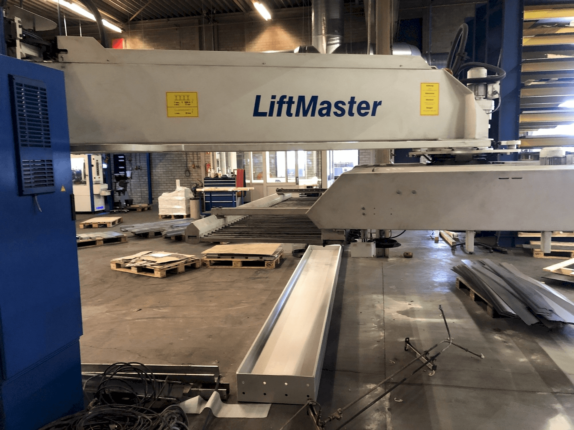 Prikaz stroja Trumpf Liftmaster sprijeda