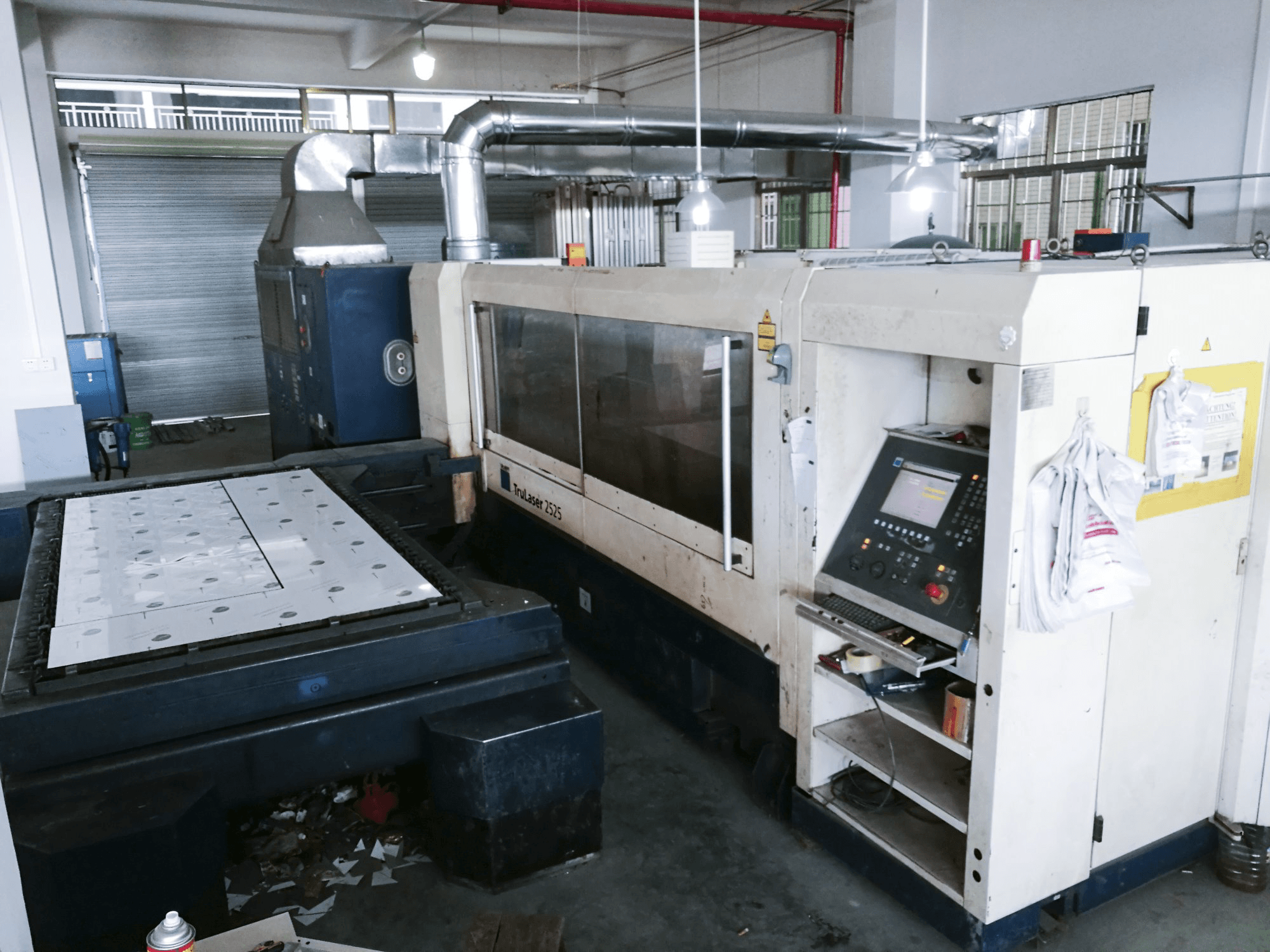 Prikaz stroja Trumpf TruLaser 2525 zdesna