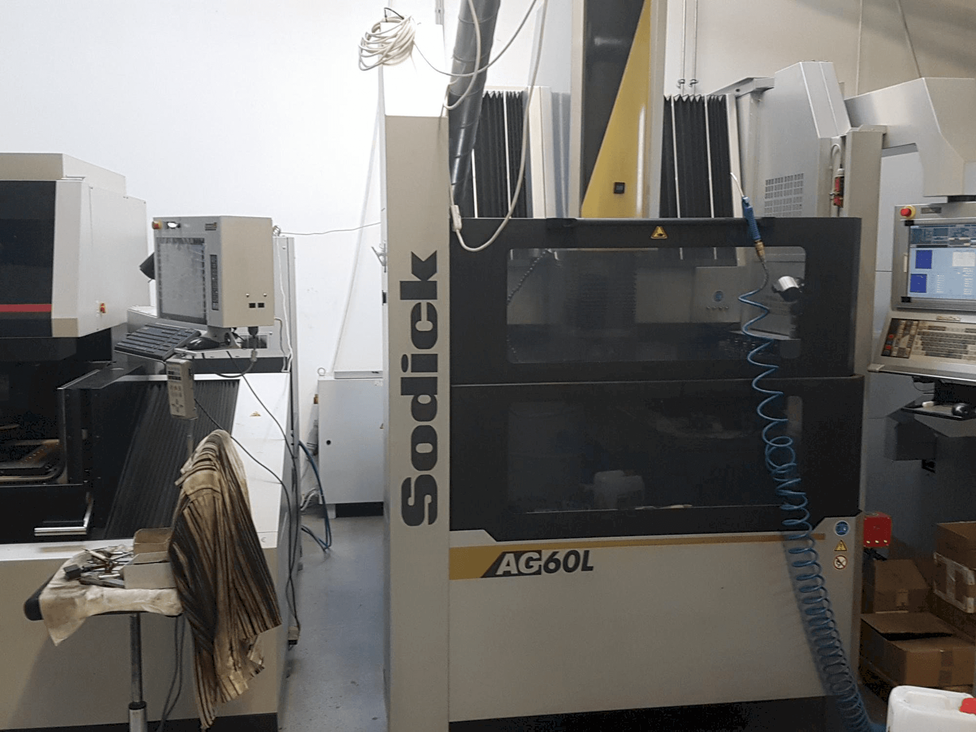 Prikaz stroja Sodick AG60L sprijeda