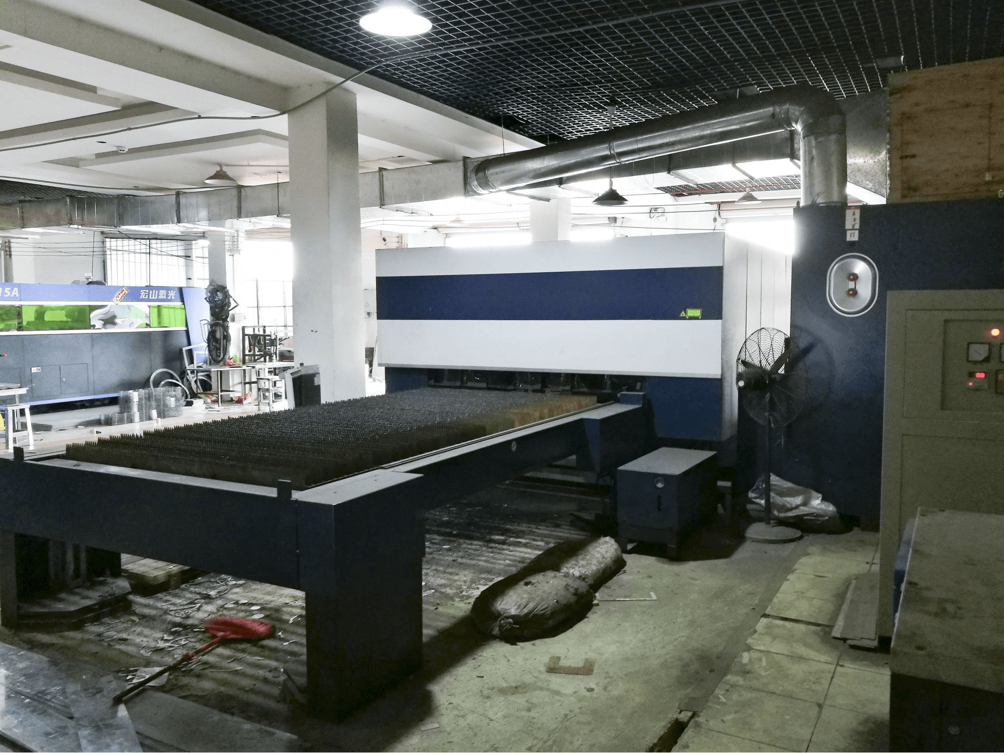 Prikaz stroja Trumpf TruLaser 3030 zdesna