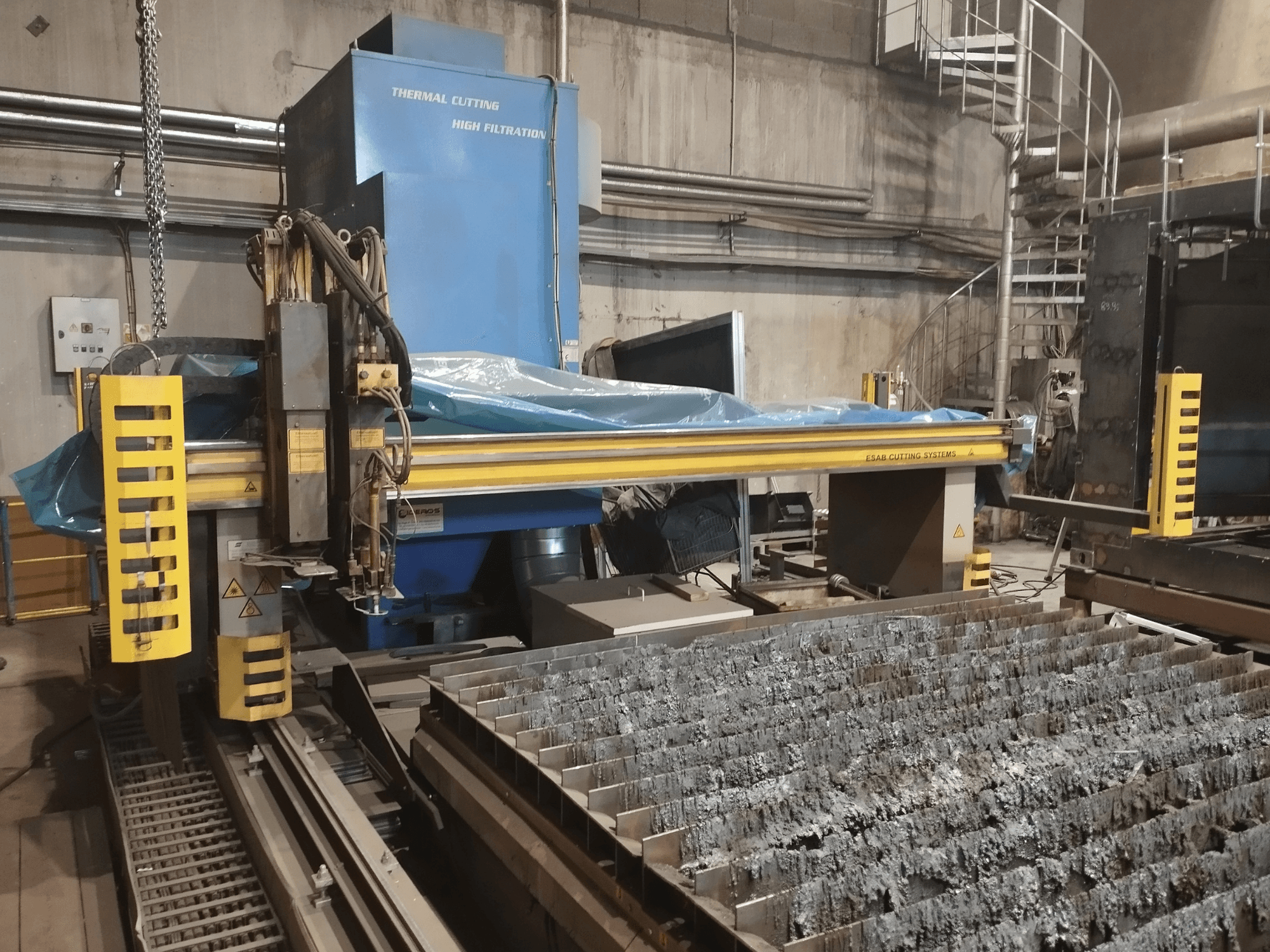 ESAB Combirex DX3500 Oxy stroj za plazma rezanje, prednji pogled, sa žutim sigurnosnim značajkama i metalnim stolom za rezanje.