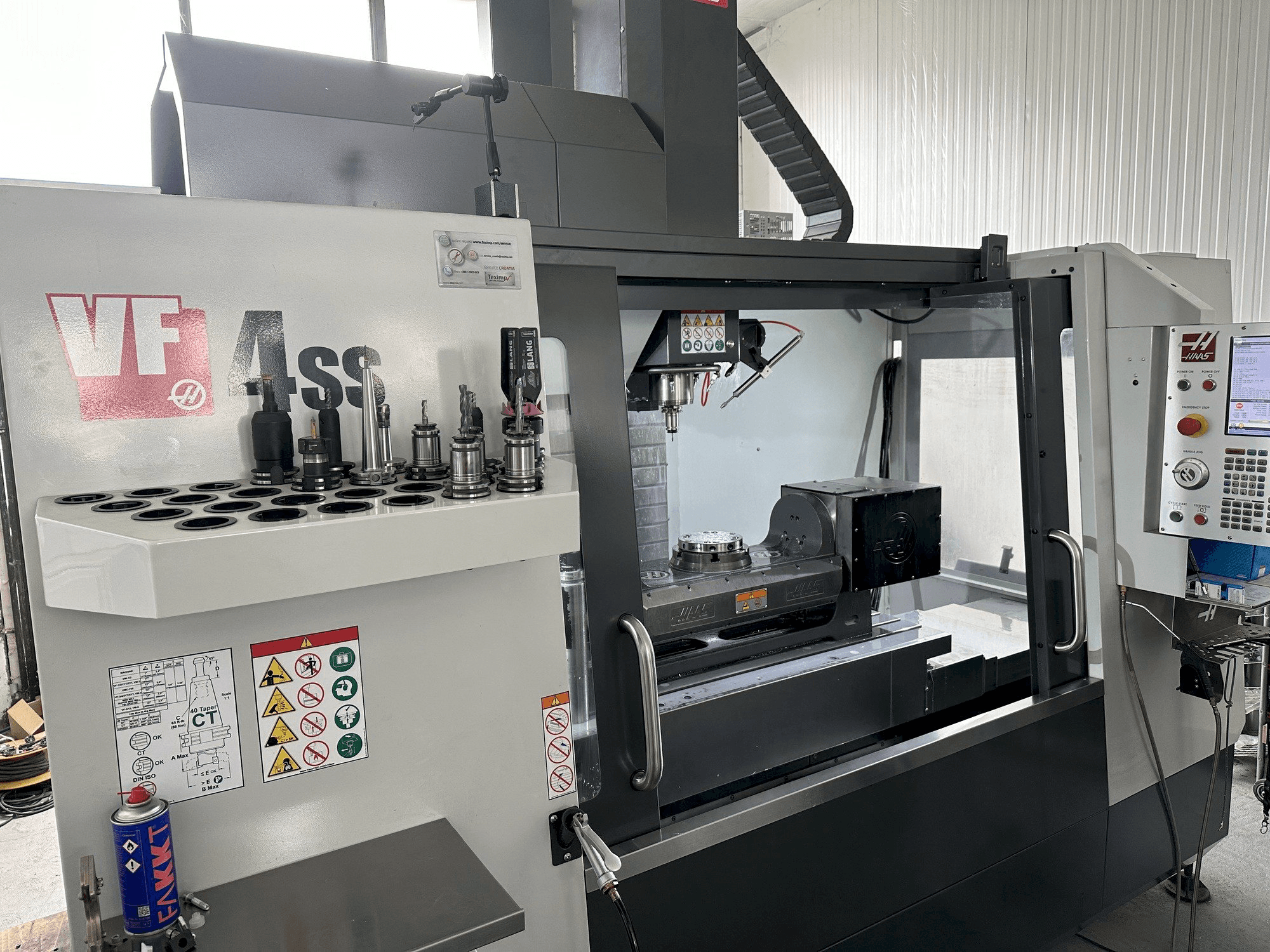 Prikaz stroja HAAS VF-4SS slijeva
