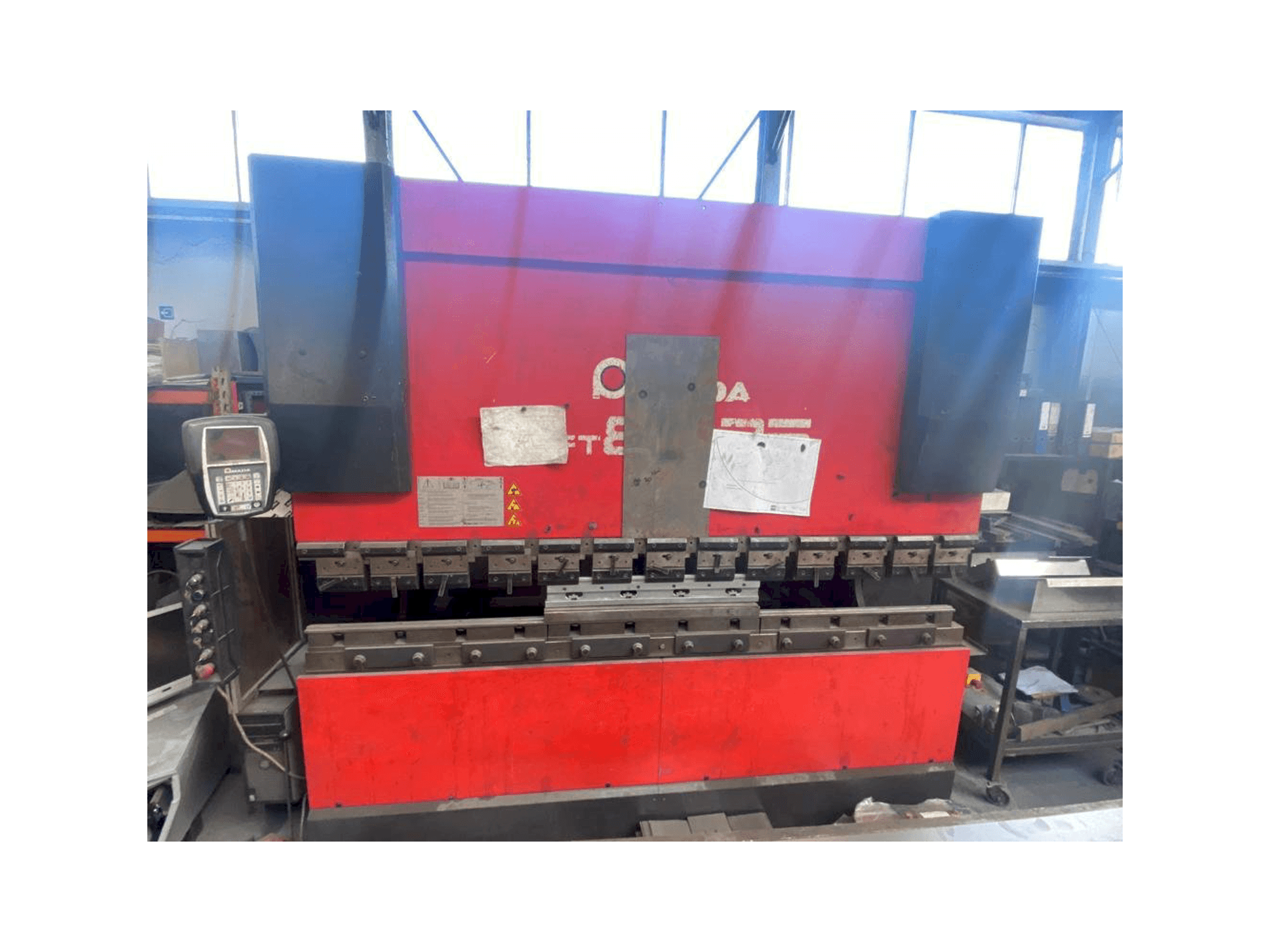 Prikaz stroja AMADA HFT 80 25 sprijeda