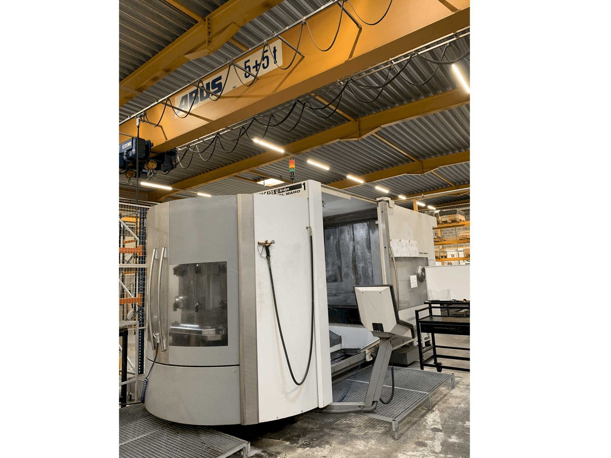 Prikaz stroja DECKEL MAHO DMC 125 U hy-dyn sprijeda