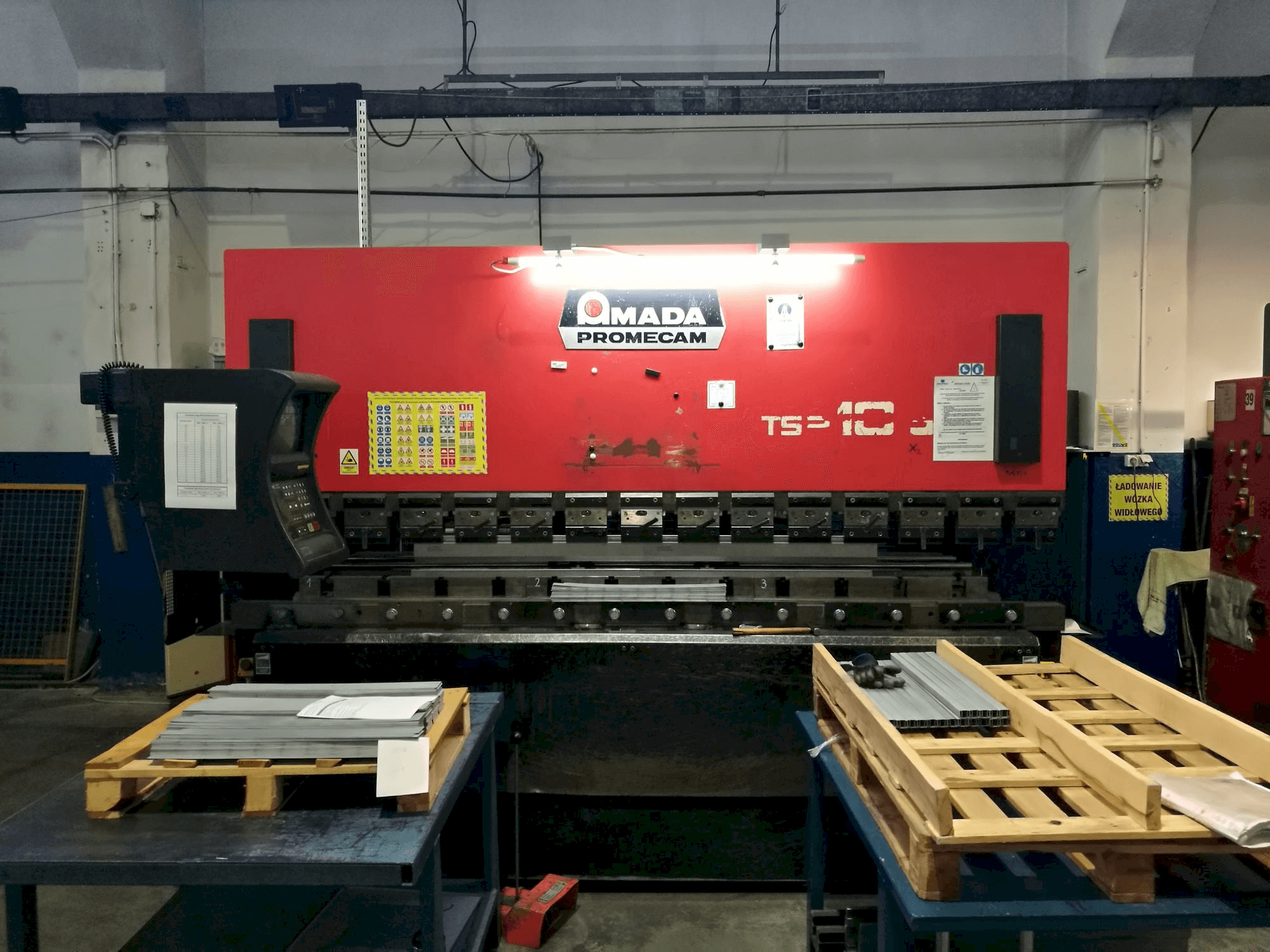 Prikaz stroja AMADA ITS2 sprijeda