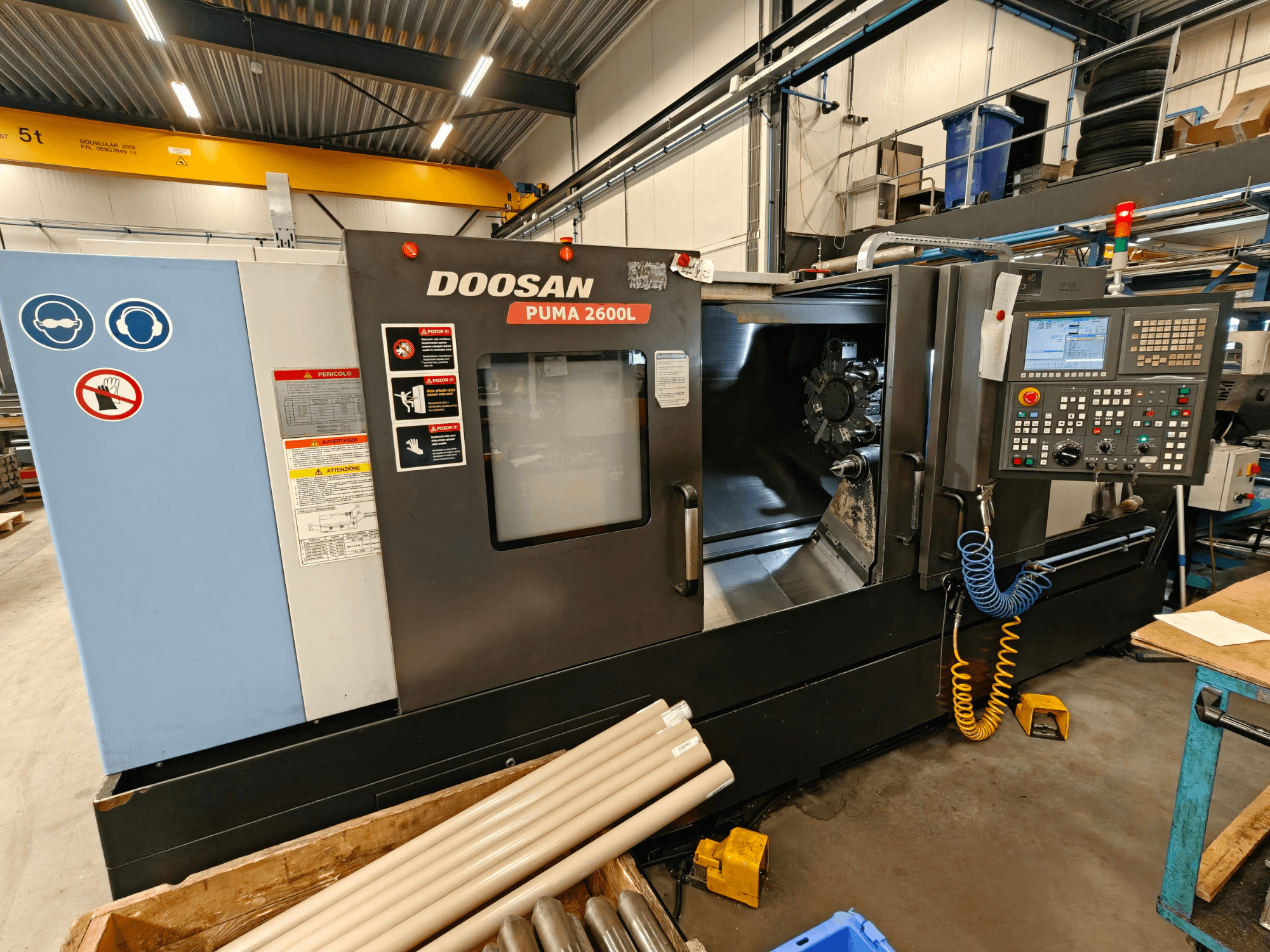 Horizontalni tokarski stroj DOOSAN Puma 2600L u radionici, bočni pogled s upravljačkom pločom i područjem vretena.