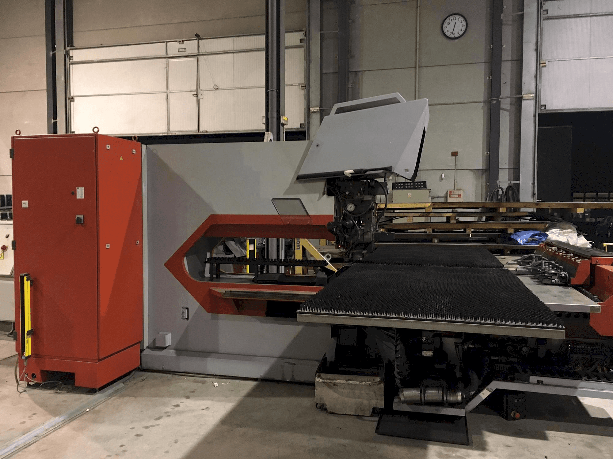 Prikaz stroja Trumpf Trumatic 2000 R sprijeda