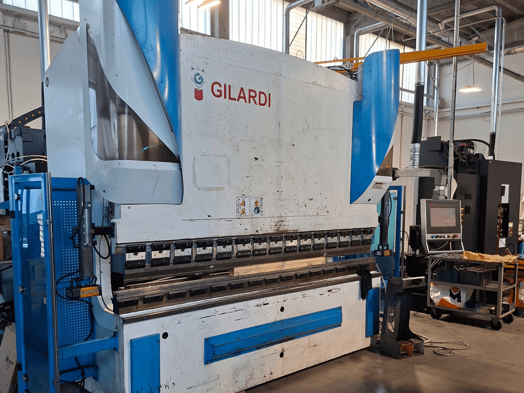 GILARDI Italija 3.25 hidraulična preša, prednji pogled, s prikazom operativnih kontrola i detalja proizvodnog okruženja.