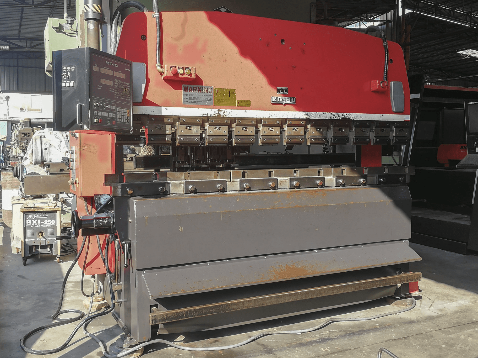 Prikaz stroja AMADA RG-80 sprijeda