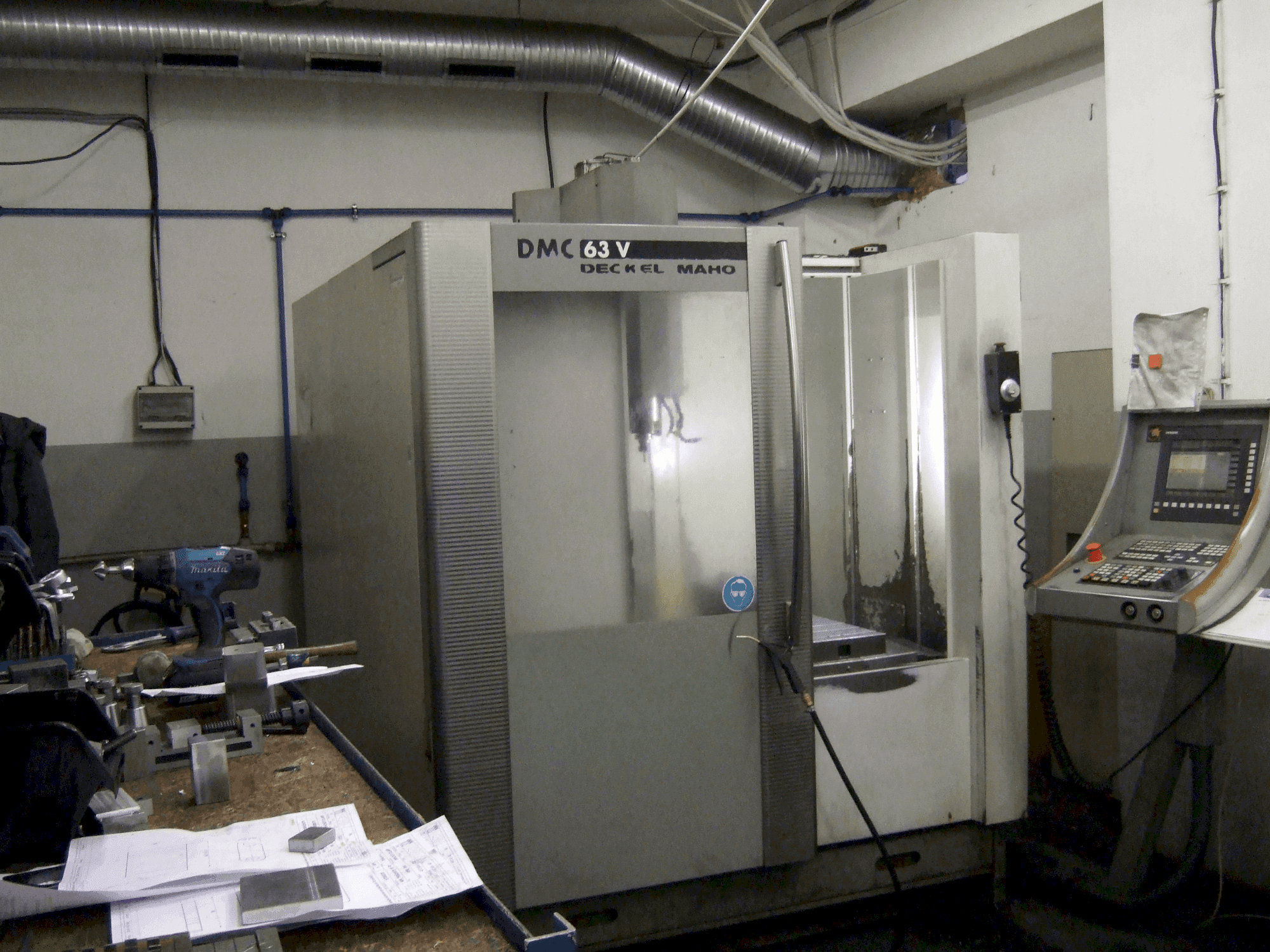 Prikaz stroja DECKEL MAHO DMC 63V sprijeda