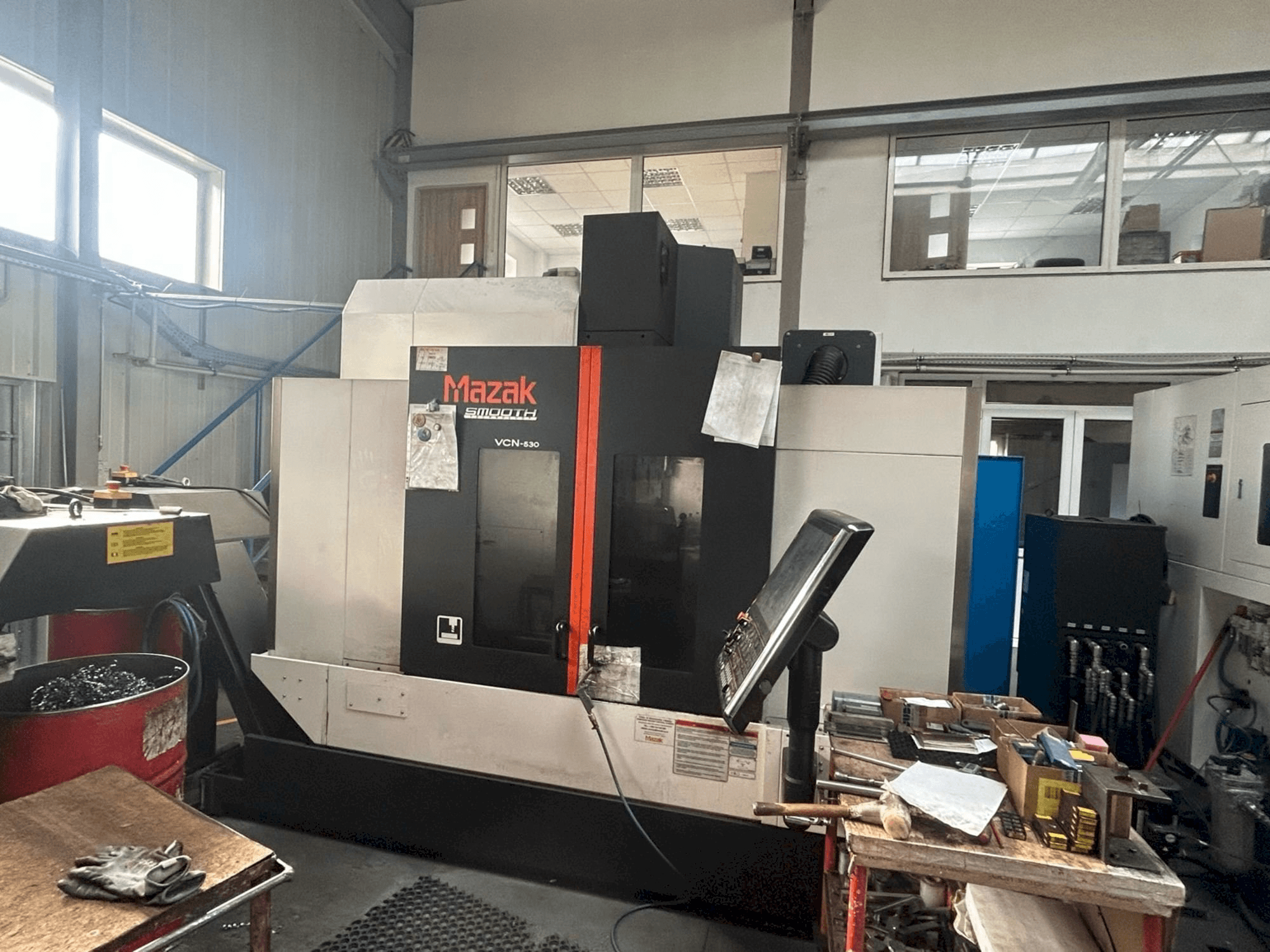 Prikaz stroja Mazak VCN-530 sprijeda