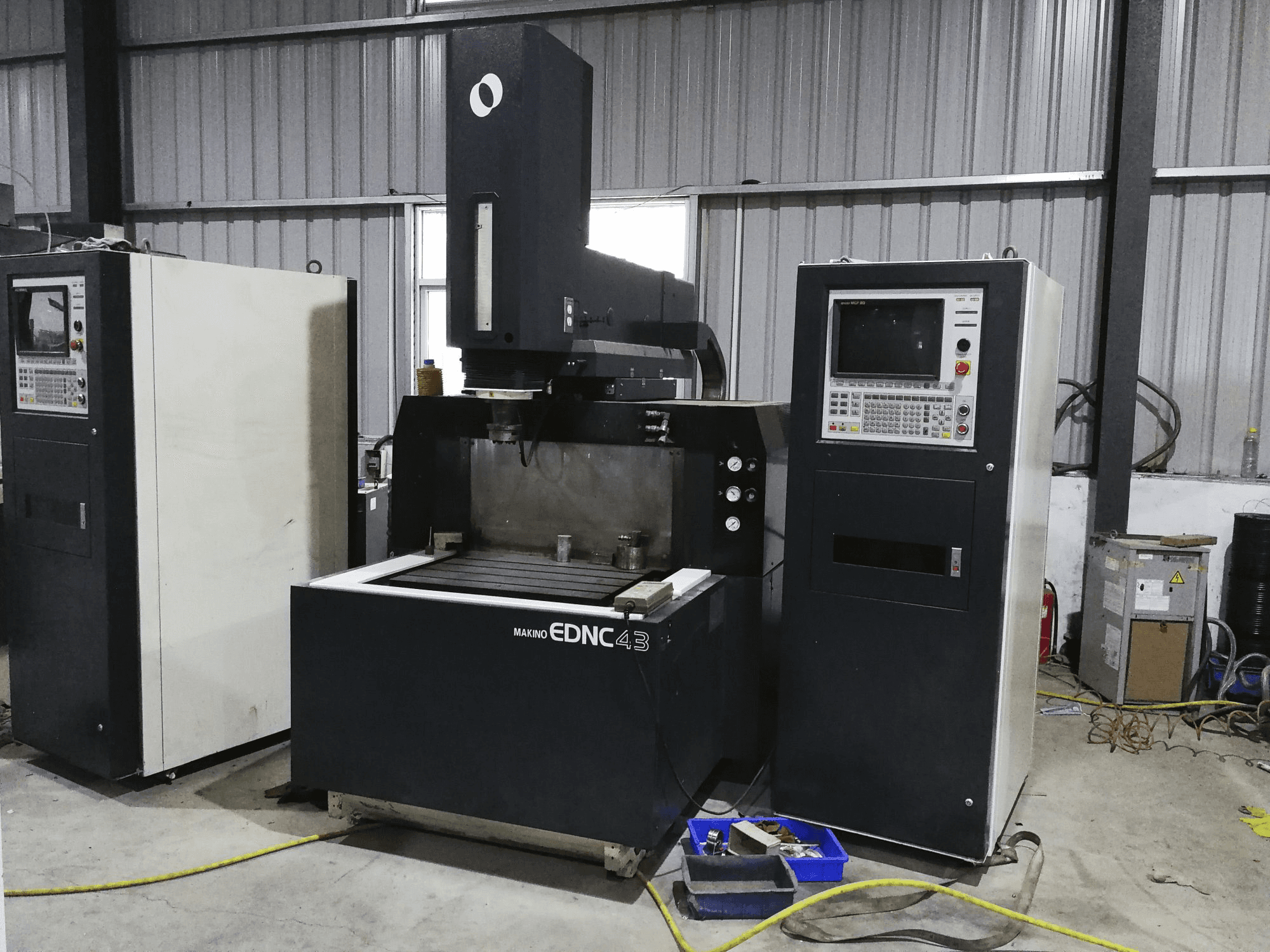 Prikaz stroja Makino EDNC43 sprijeda