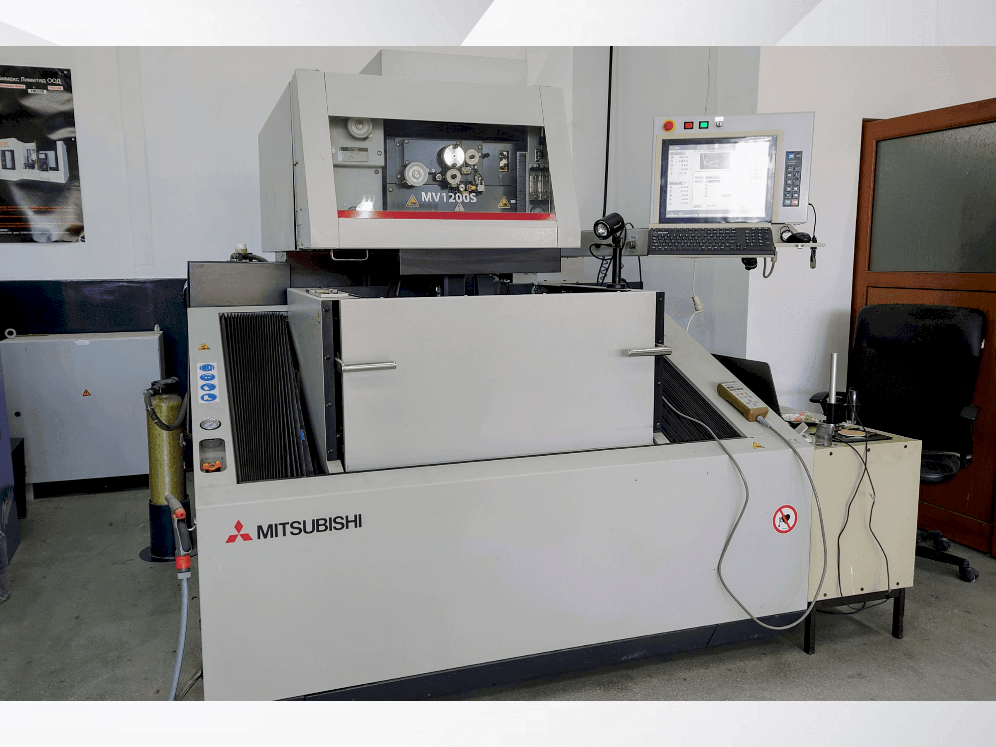 Prikaz stroja Mitsubishi MV1200S sprijeda