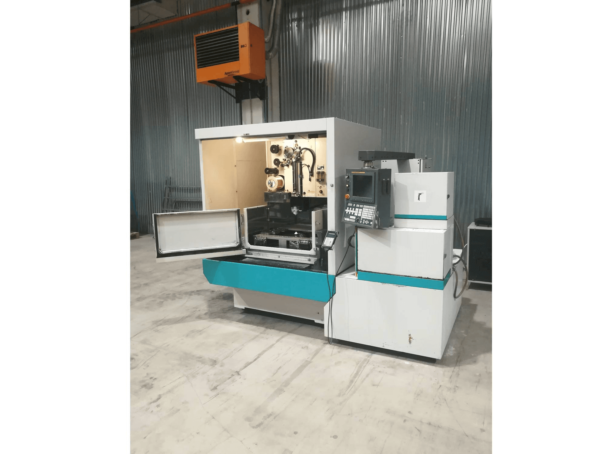 Prikaz stroja FANUC 1iC sprijeda