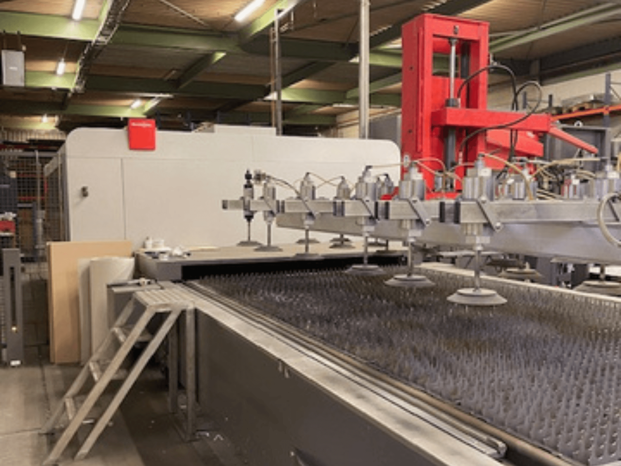 Bystronic BySprint Fiber 4020 Fiber 4Kw prednji pogled na stroj za rezanje vlaknima s mlaznicama i reznom površinom.