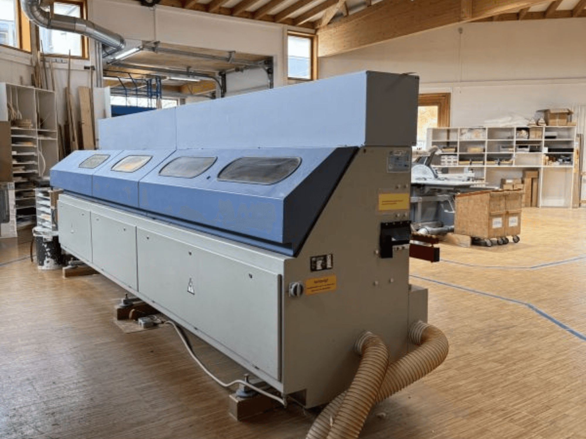 OTT Pacific V6-F rubna traka prikazana sa strane; ima dugi plavi vrh i upravljačku ploču s priključkom za crijevo.