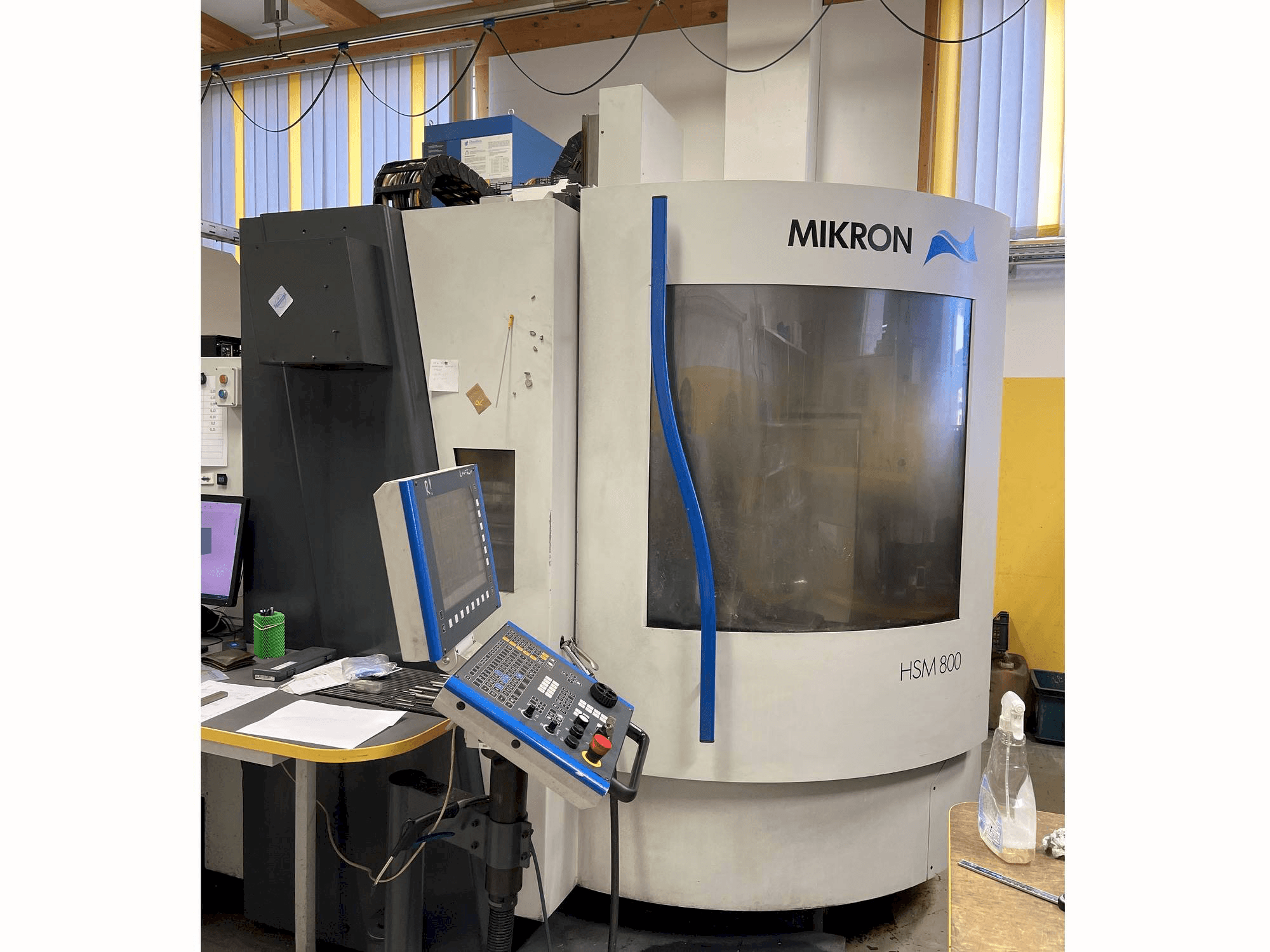 Prikaz stroja MIKRON HSM800 sprijeda