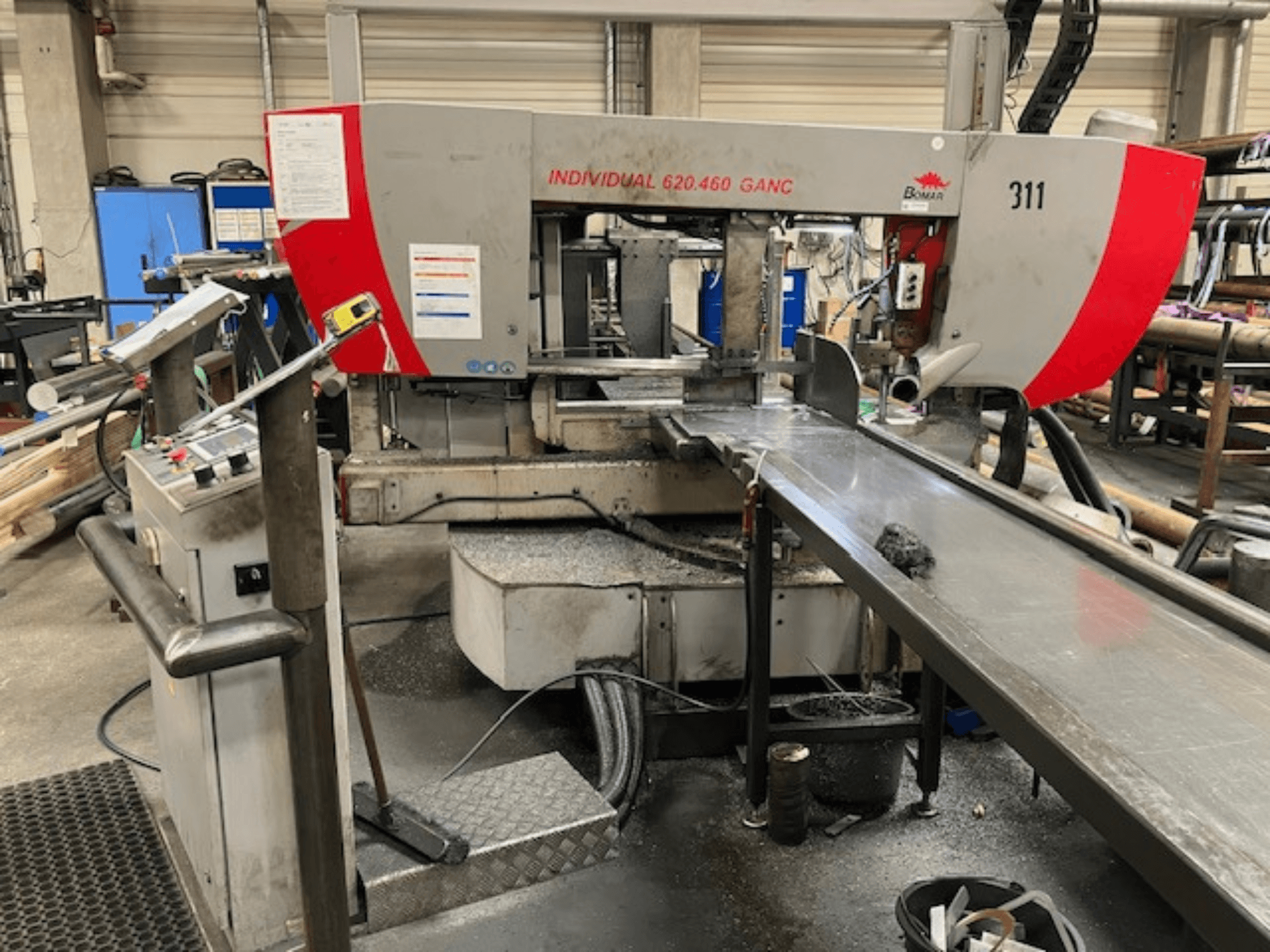 Tračna pila BOMAR INDIVIDUAL 620-460 GANC, prednji pogled, s prikazom kontrola, područja rezanja i pozadine industrijske radionice.