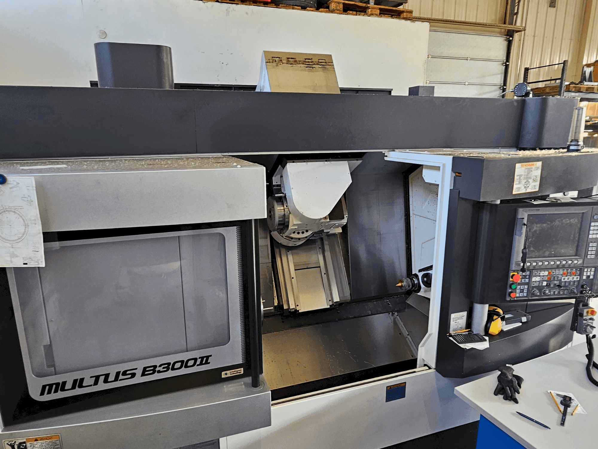 Prikaz stroja Okuma Multus B300 II sprijeda