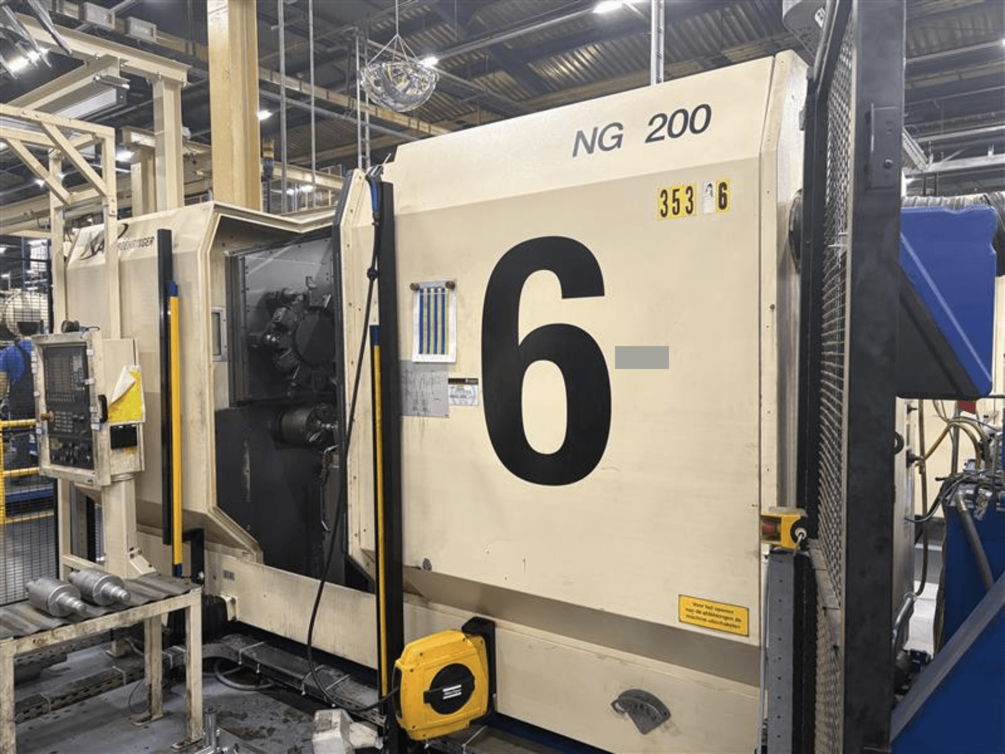 Prednji pogled na horizontalni tokarski stroj BOEHRINGER NG-200 s velikim brojevima i vidljivom upravljačkom pločom, u tvorničkom okruženju.