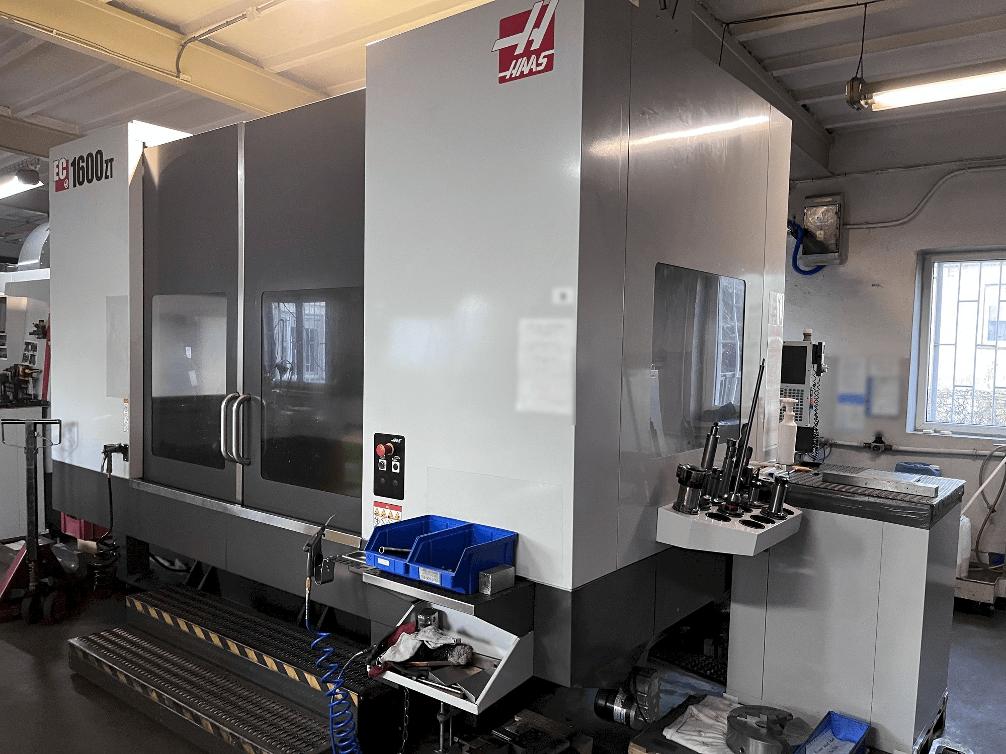Prikaz stroja HAAS EC-1600 ZT sprijeda