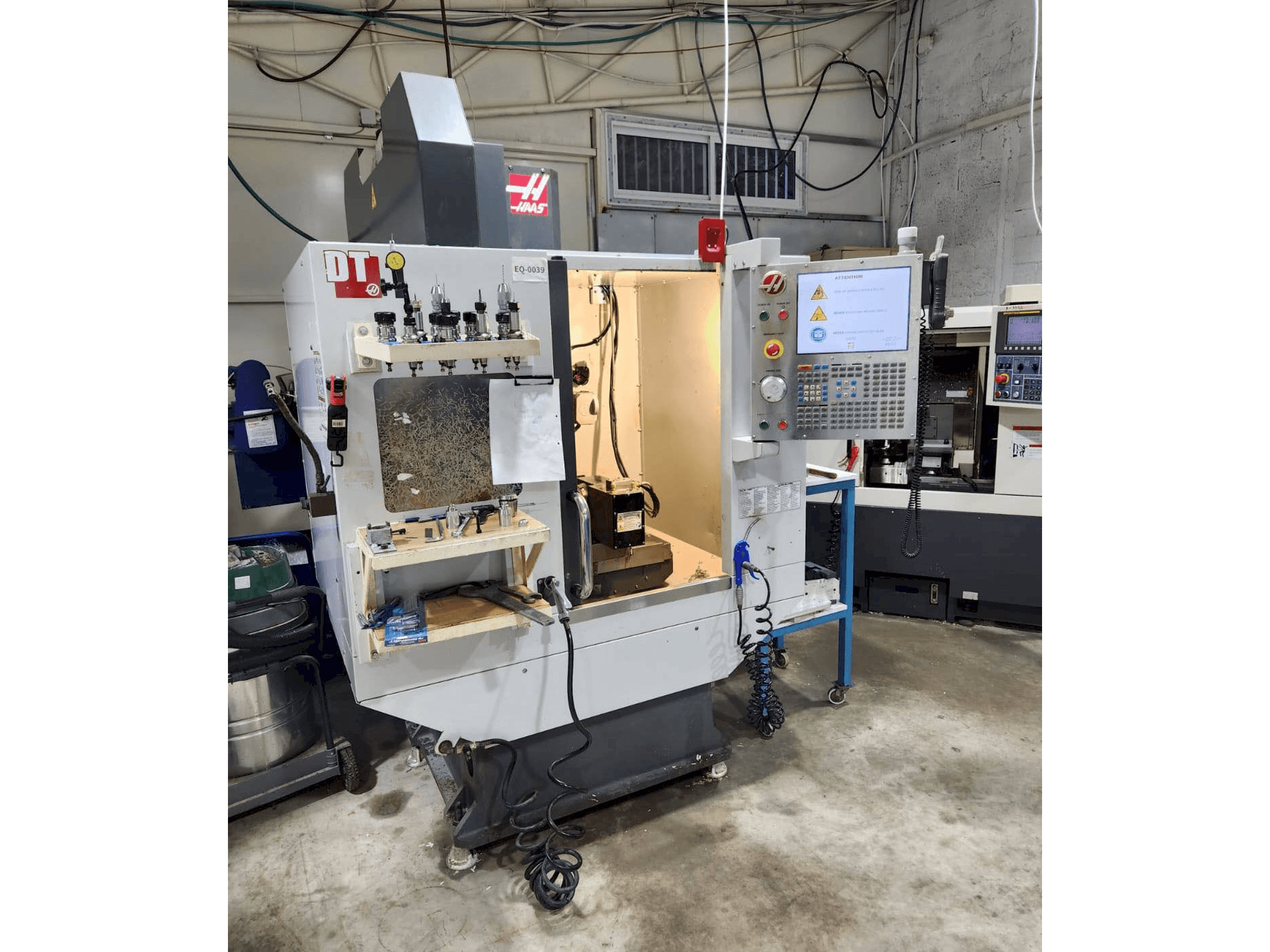 Prikaz stroja HAAS DT-1 sprijeda