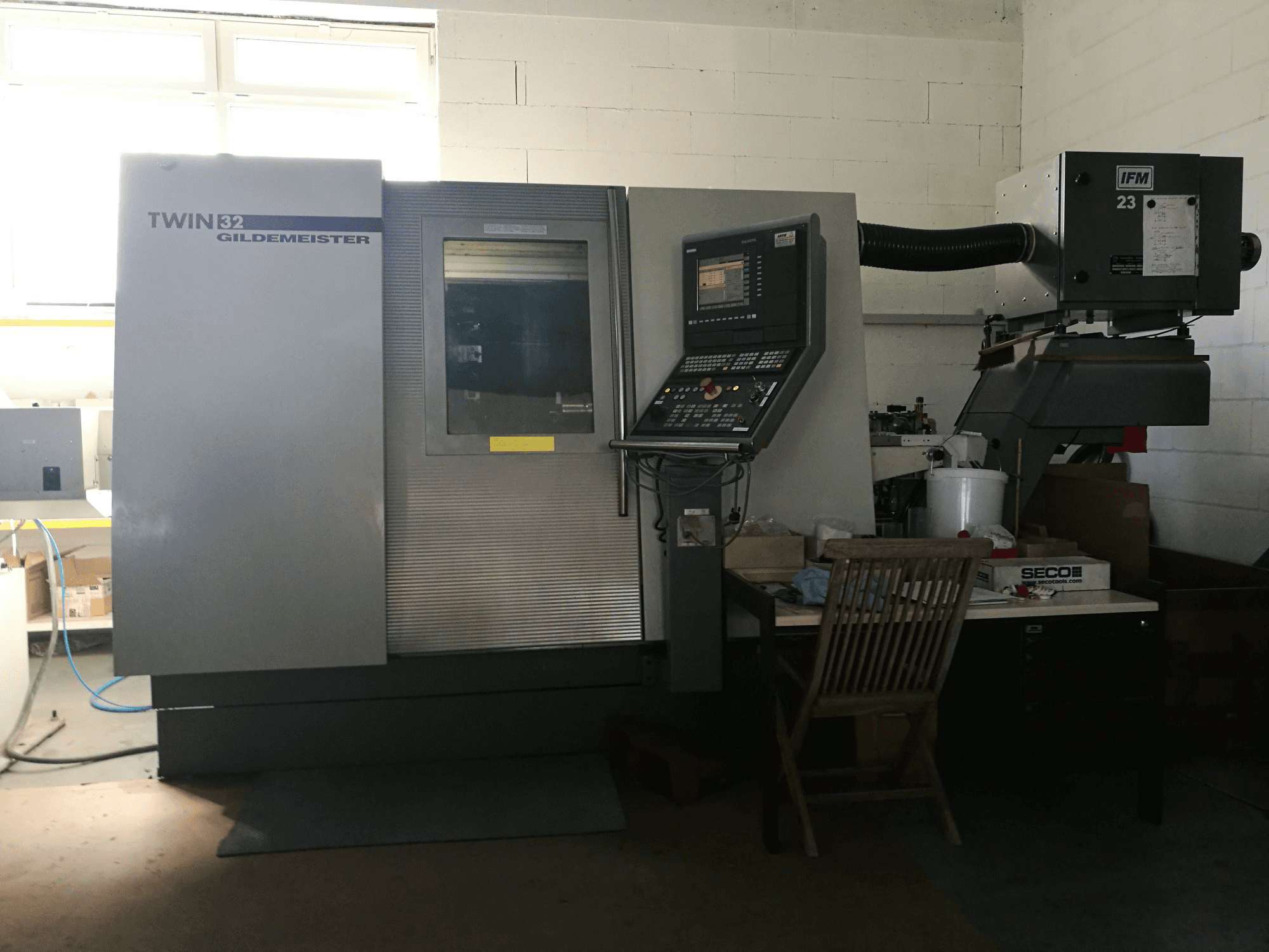 Prikaz 2 stroja Gildemeister TWIN 32 sprijeda