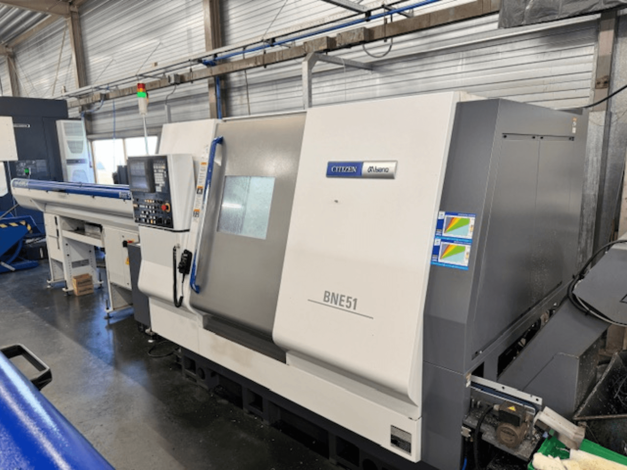 Citizen BNE-51MSY horizontalni tokarski stroj, bočni pogled s upravljačkom pločom i mehanizmom za pomicanje.