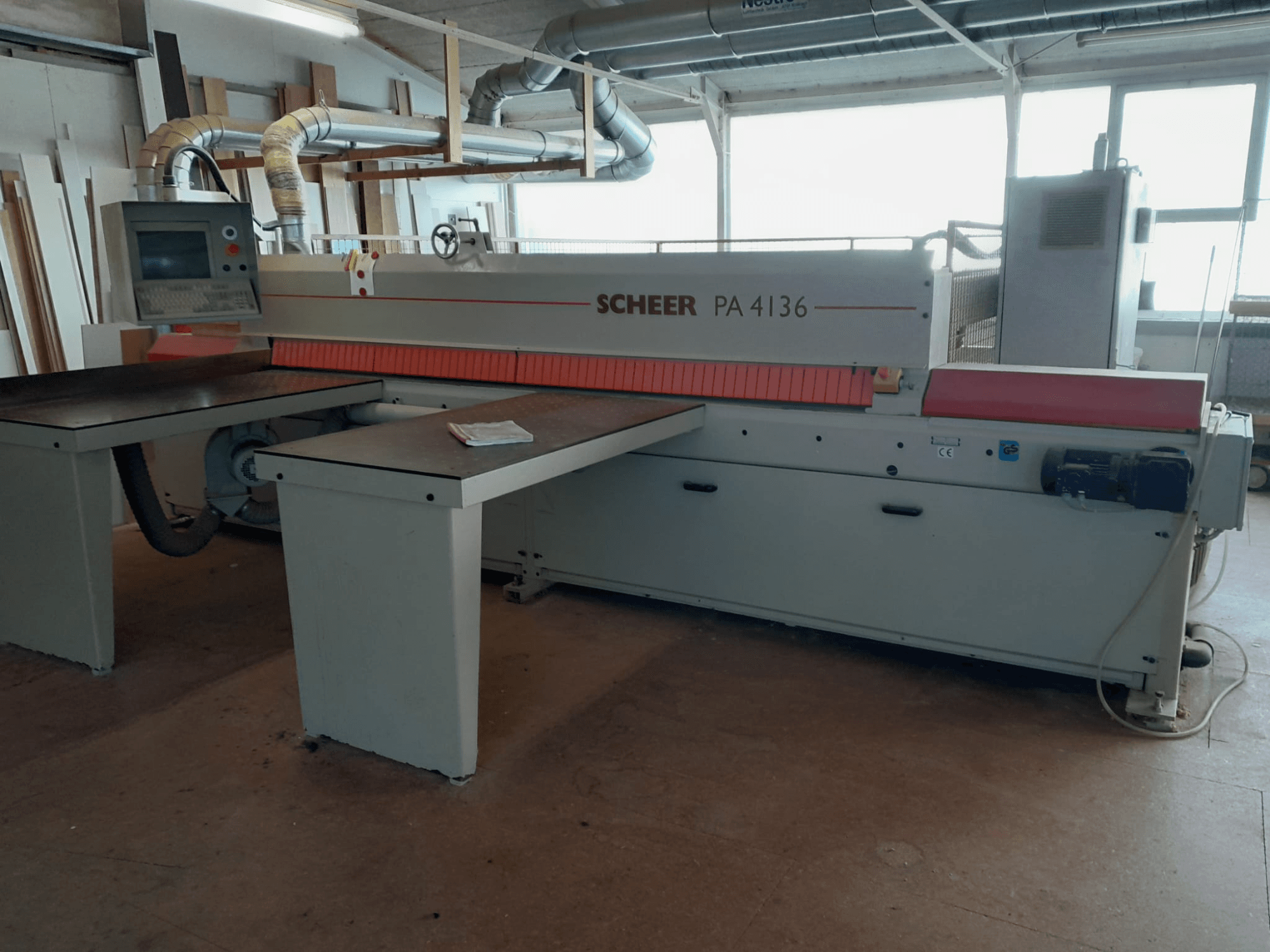 Scheer PA 4136 pločasta pila, prednji pogled, s velikim stolom za rezanje, upravljačkom pločom i industrijskim dizajnom u radionici.
