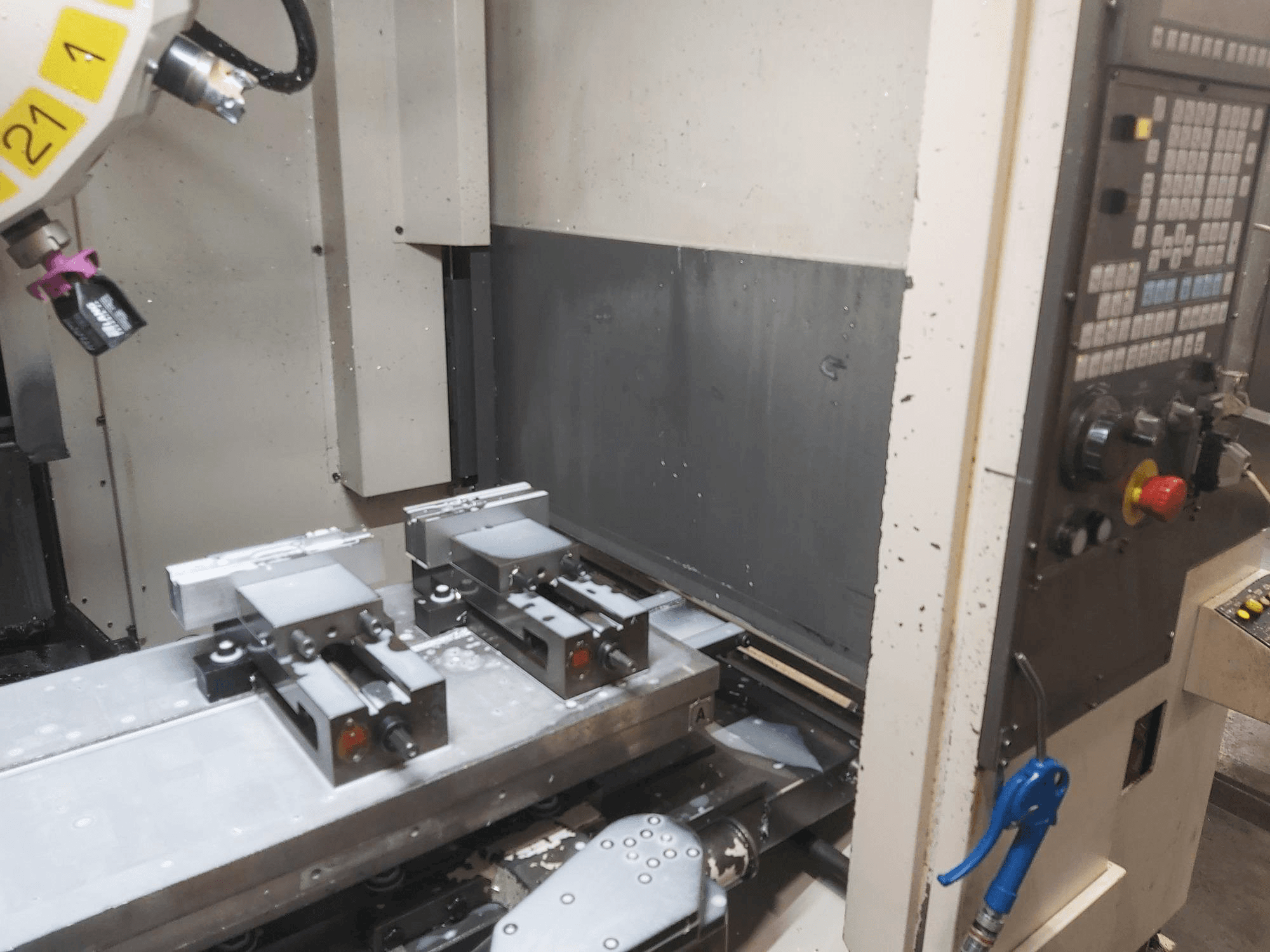 Prikaz stroja FANUC Robodrill Alpha T21iE sprijeda