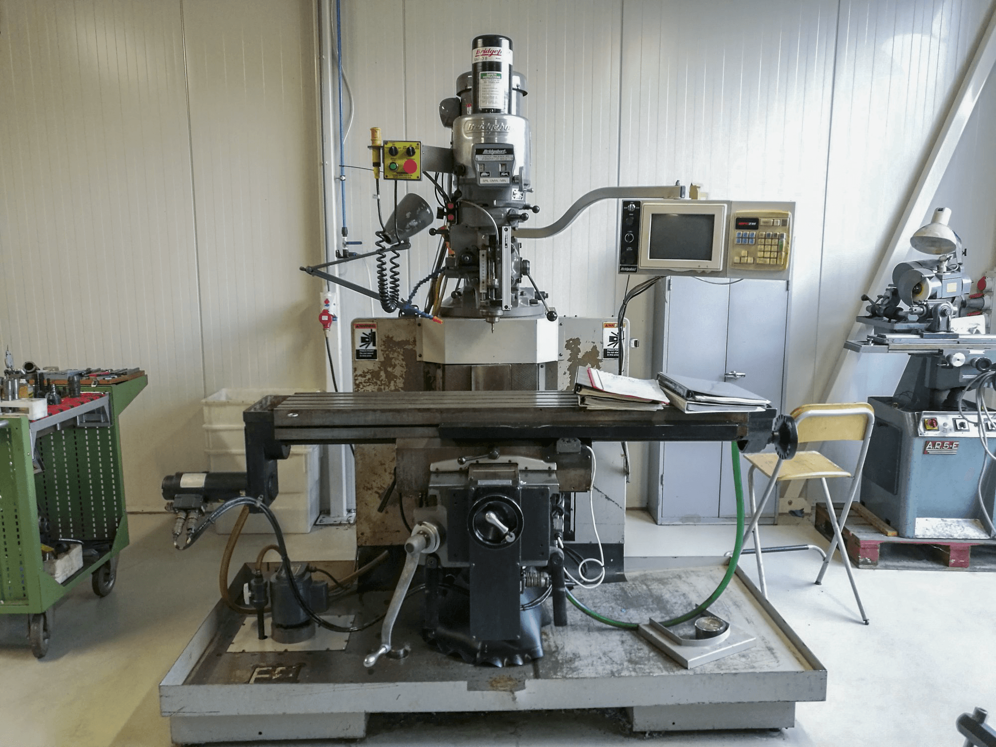 Prikaz stroja Bridgeport EZ TRAK DX II sprijeda