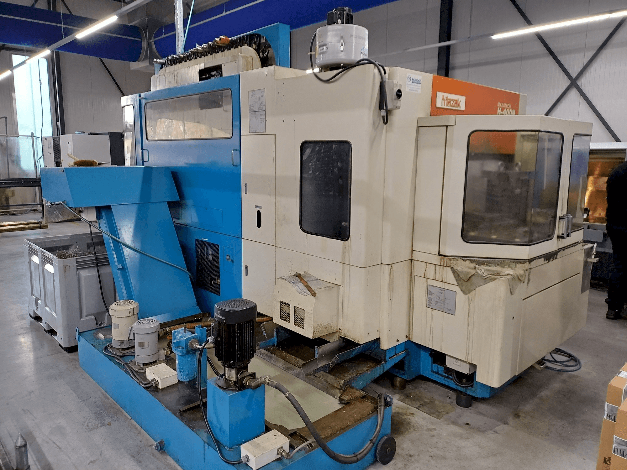 Prikaz stroja Mazak H400N sprijeda