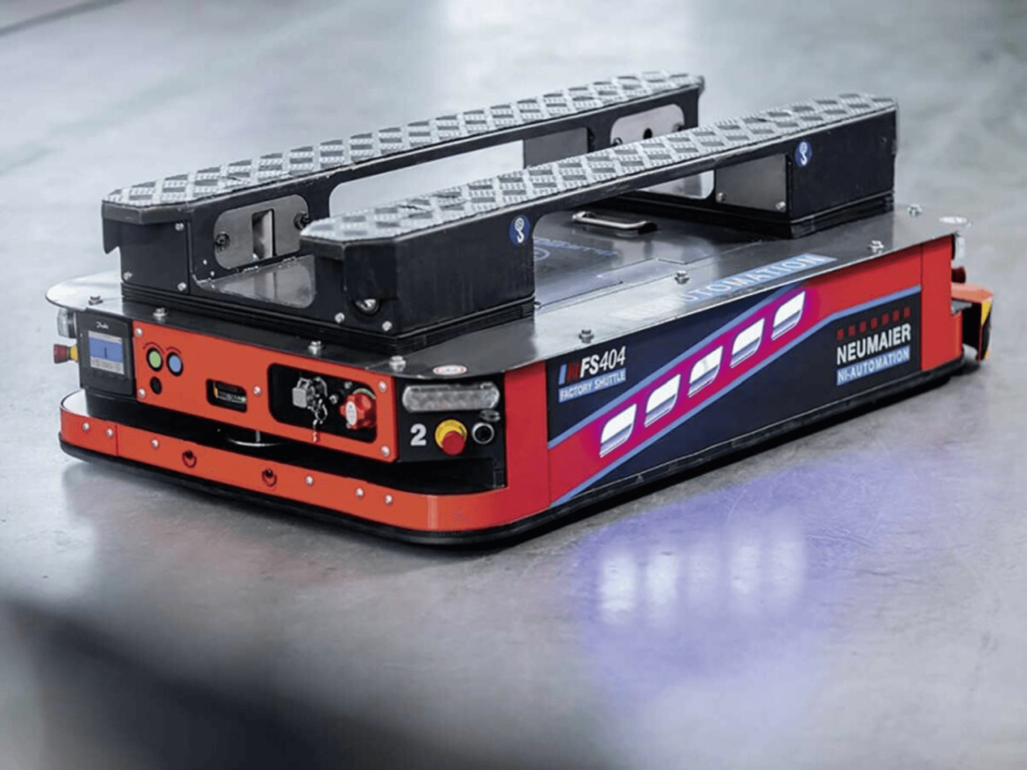 NEUMAIER AGV Factory Shuttle FS404, niskoprofilni sustav za rukovanje paletama, bočni pogled s kotačima, kontrolama i sigurnosnim značajkama.