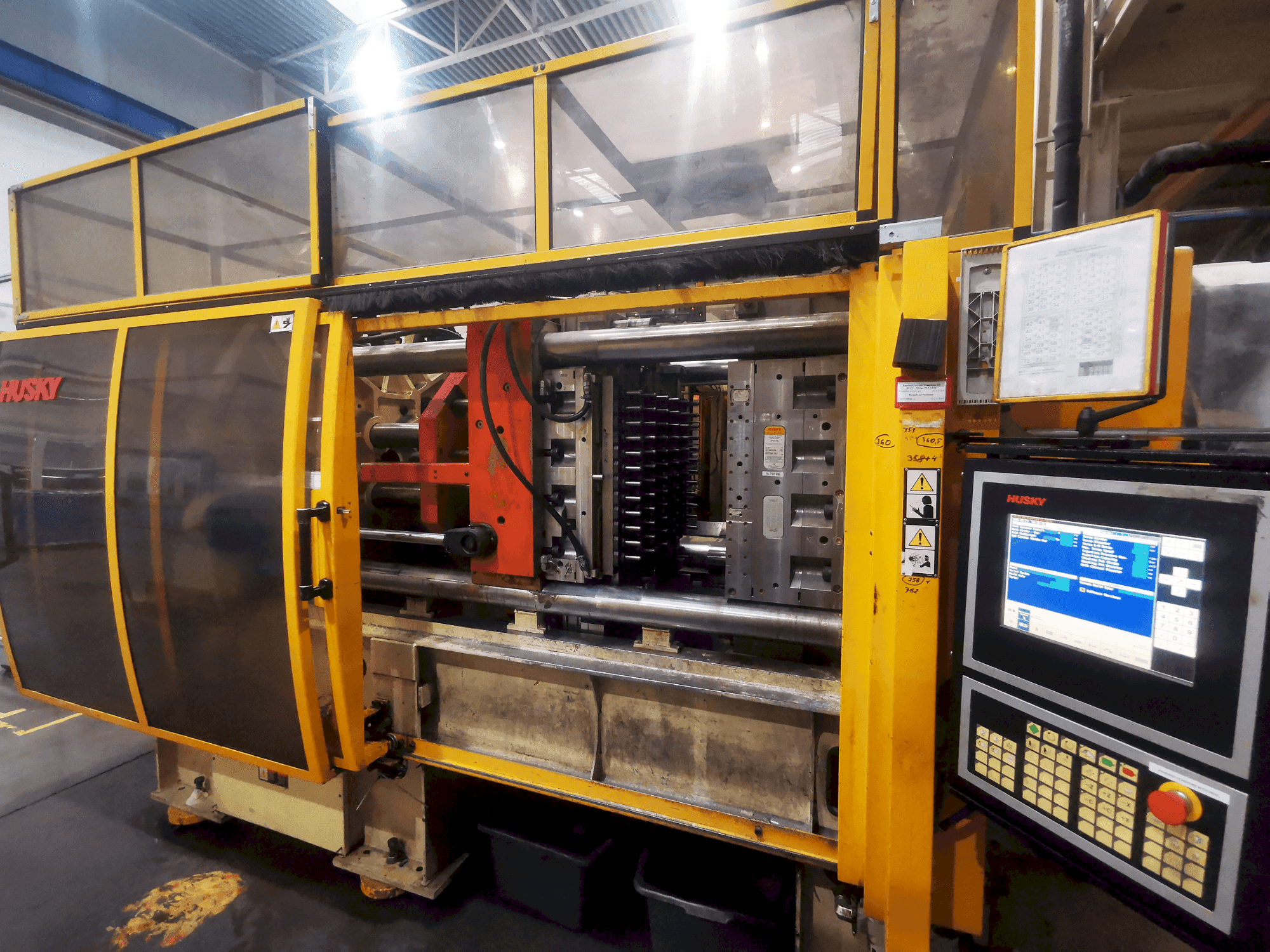 Prikaz stroja Husky GL 300PET P100/110 E12O sprijeda