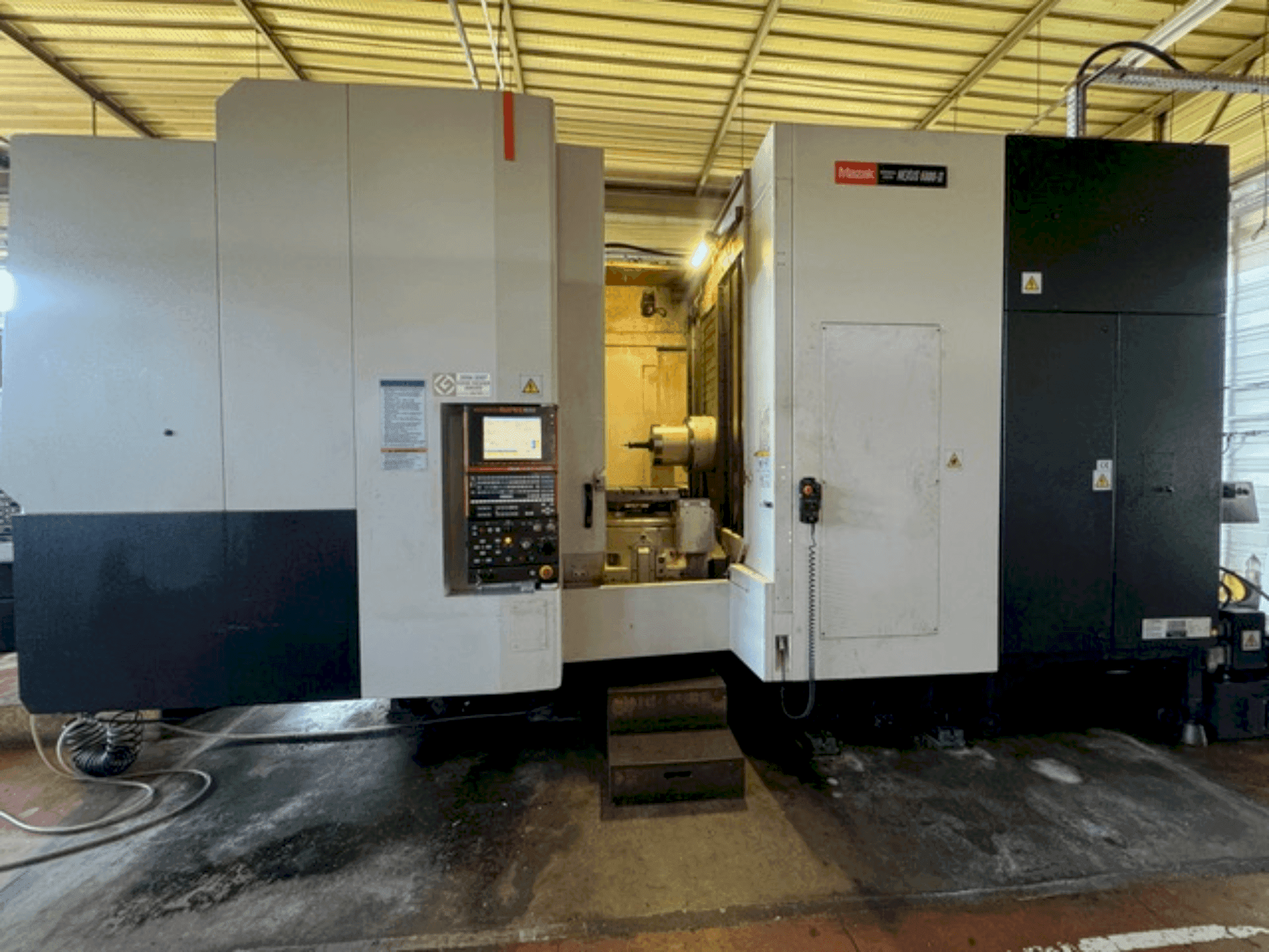 Prikaz stroja Mazak HC NEXUS 6800II sprijeda