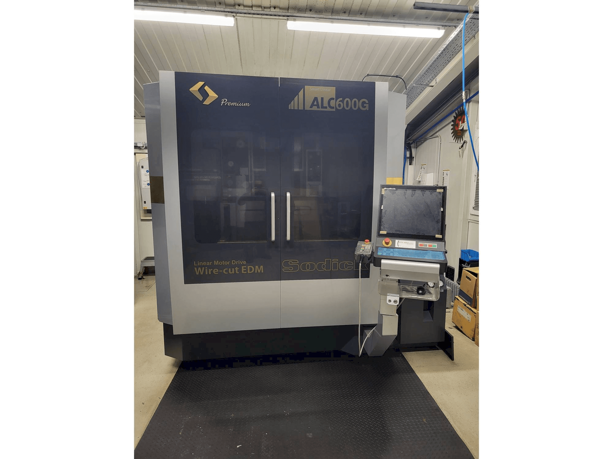 Prikaz stroja Sodick ALC600G sprijeda