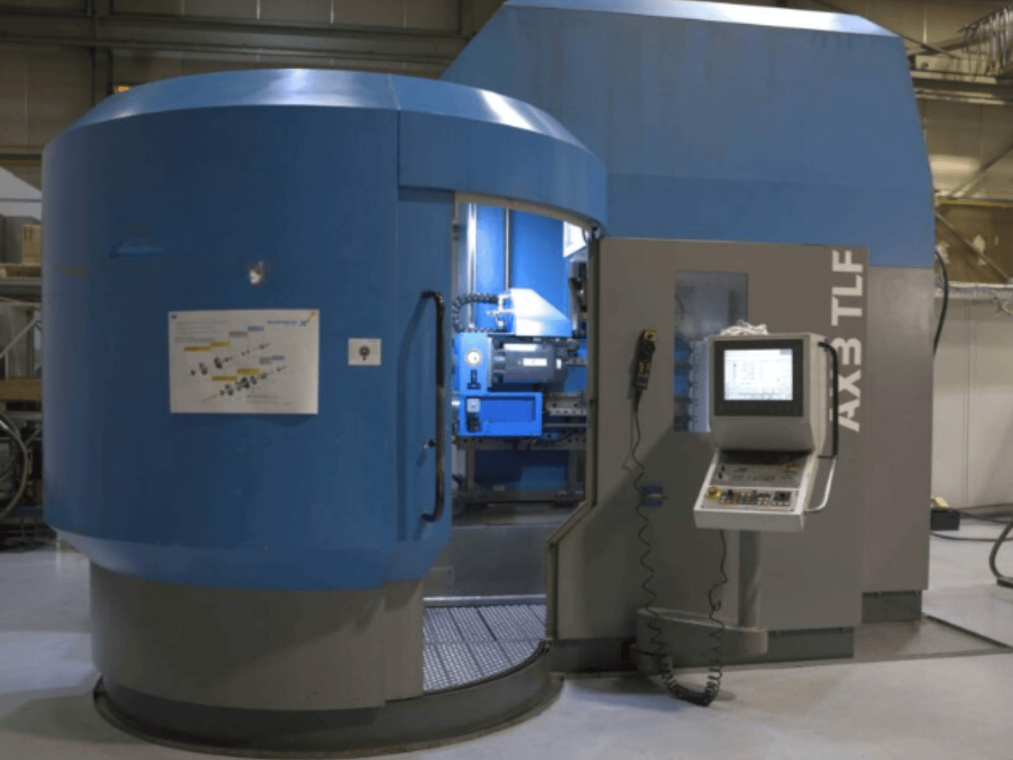 Bušilica IXION Auerbach IA2 TLF-1200.4 u prednjem pogledu; ima upravljačku ploču i plavo kućište.