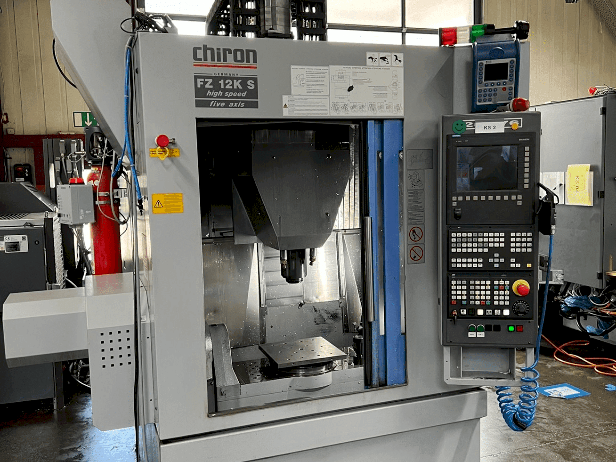 Prikaz stroja CHIRON FZ12 KS sprijeda